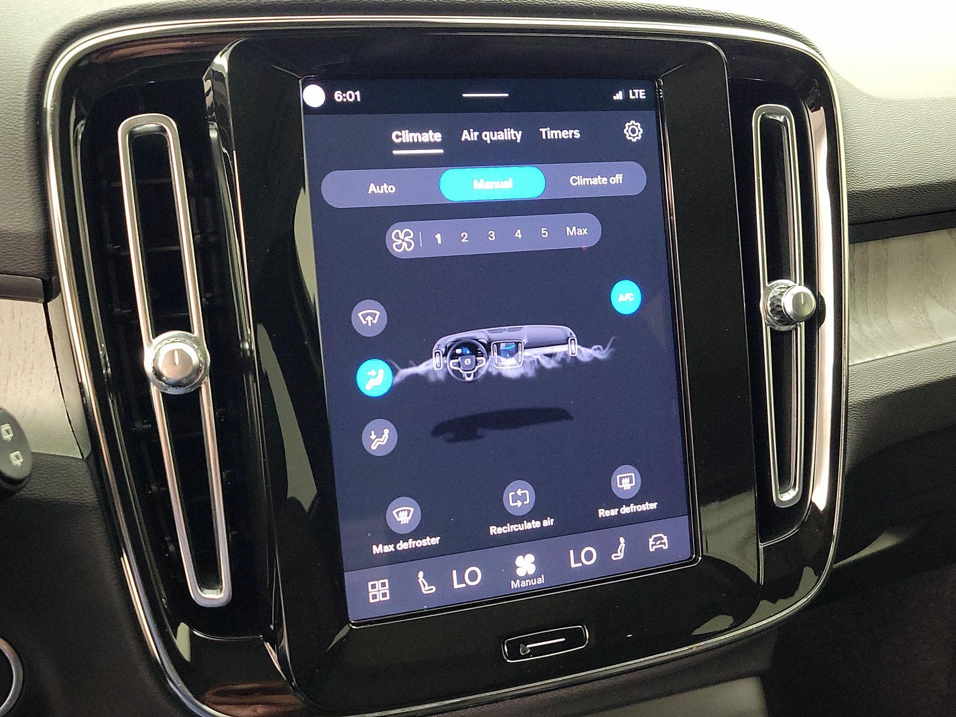 Thumbnail: 2025 Volvo XC40 - 16