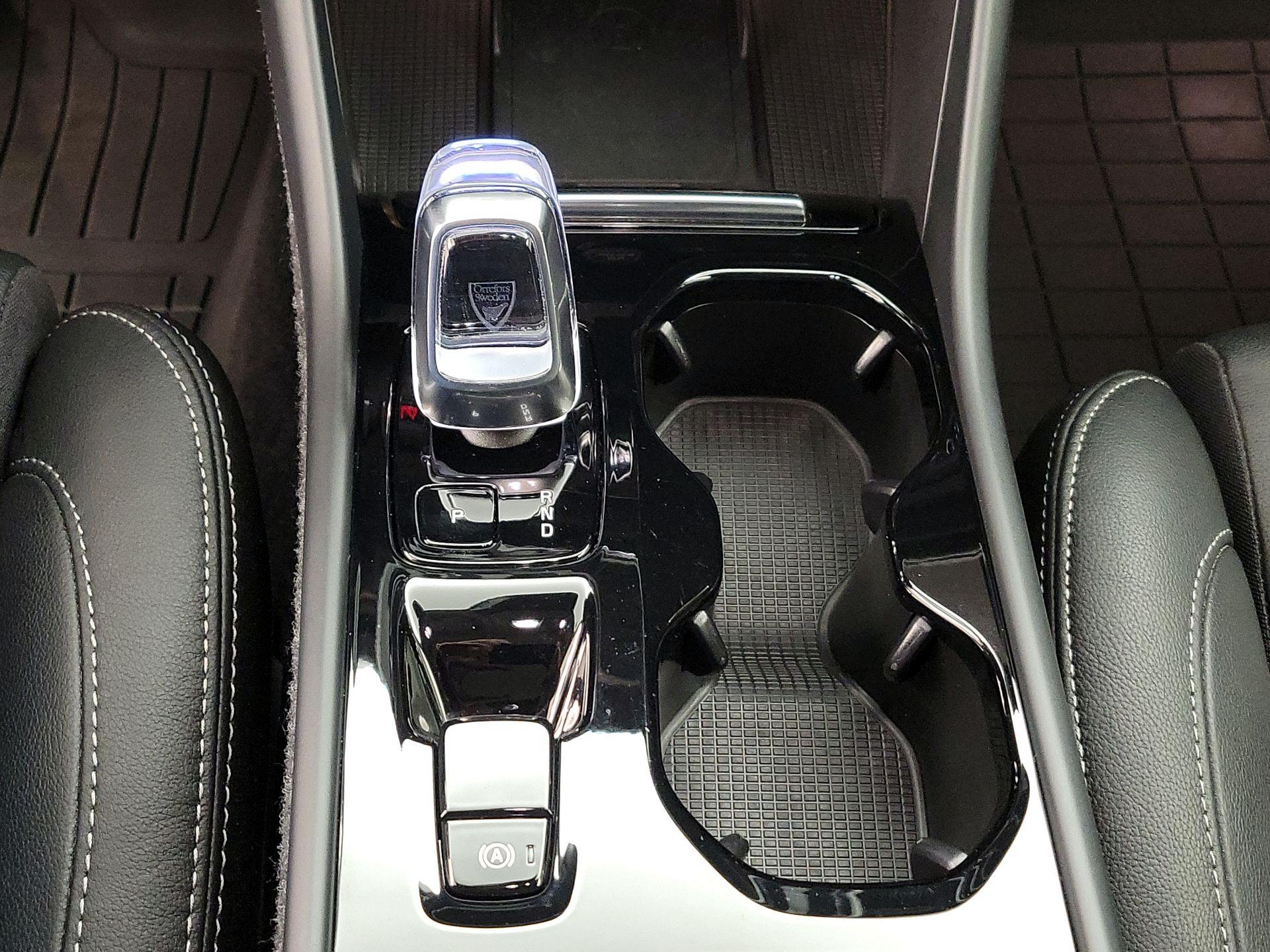 Thumbnail: 2025 Volvo XC40 - 17