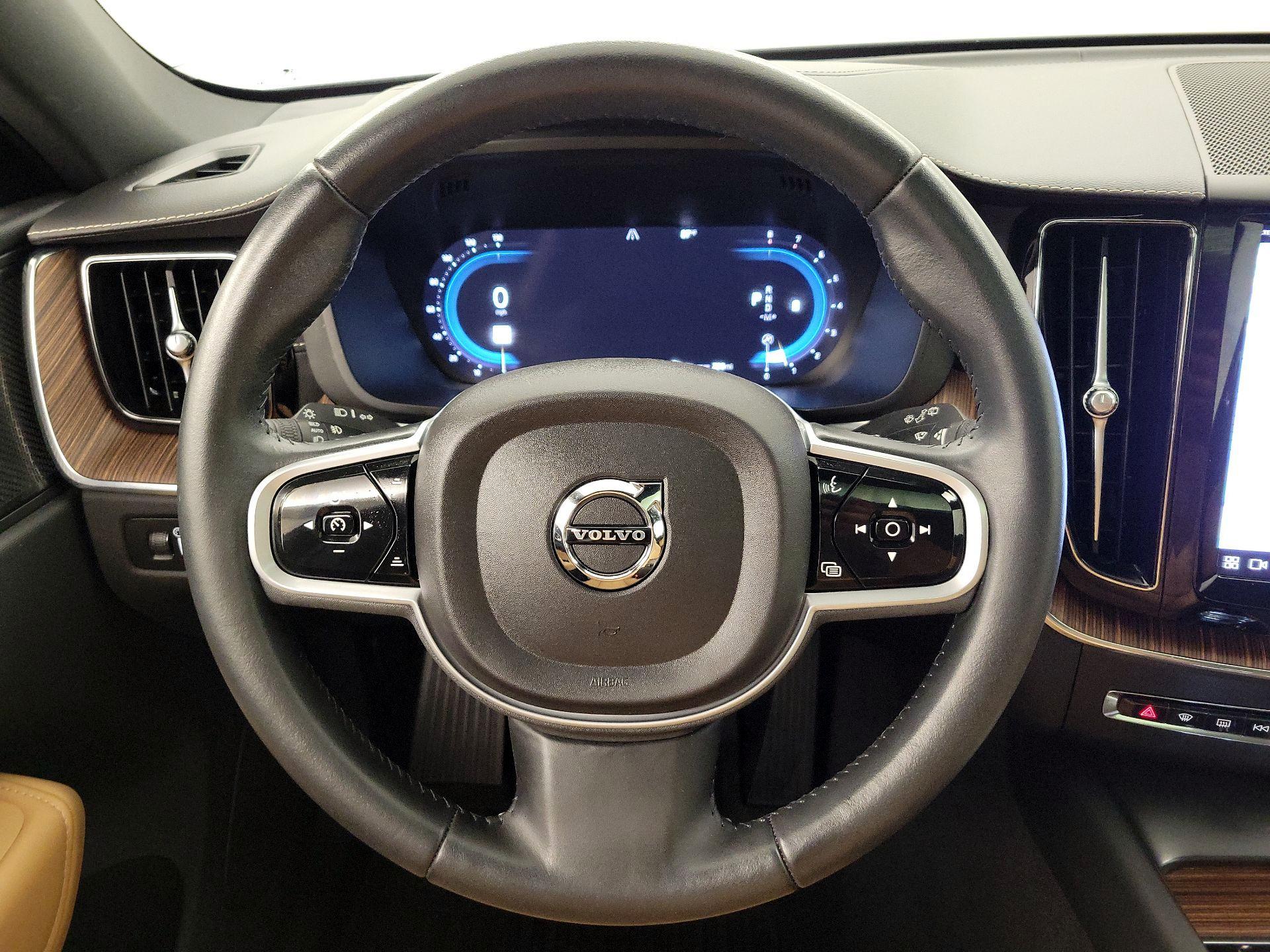 Thumbnail: 2022 Volvo XC60 - 10