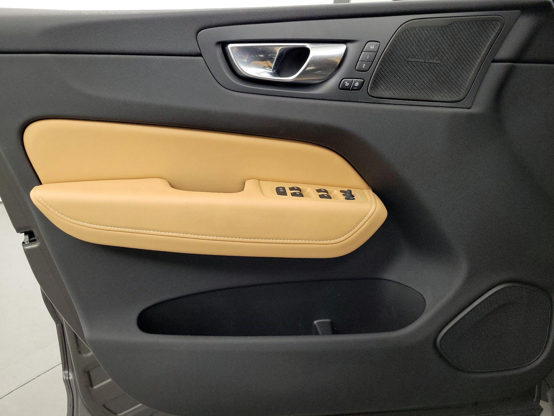 Thumbnail: 2022 Volvo XC60 - 12