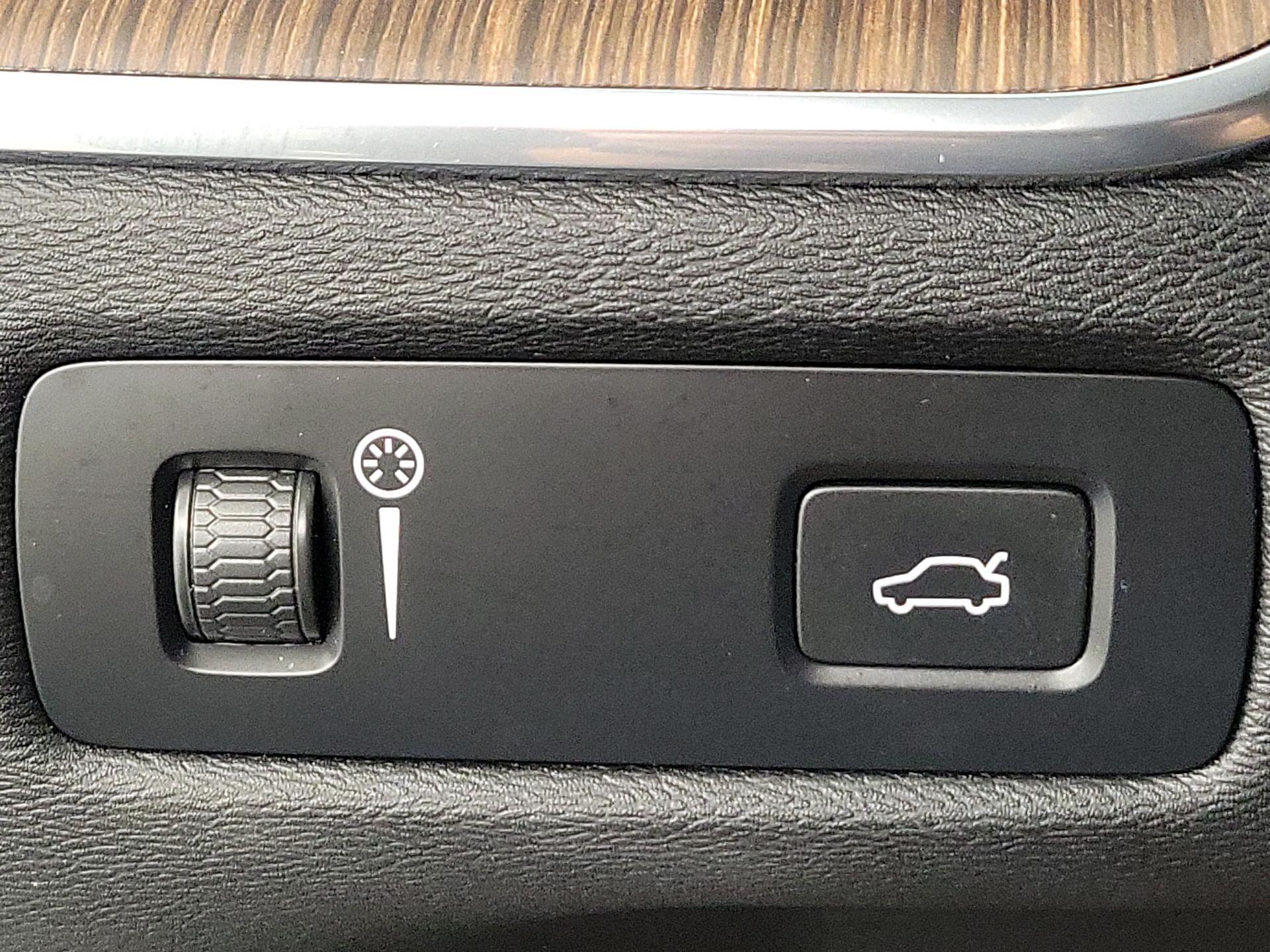 Thumbnail: 2022 Volvo XC60 - 13