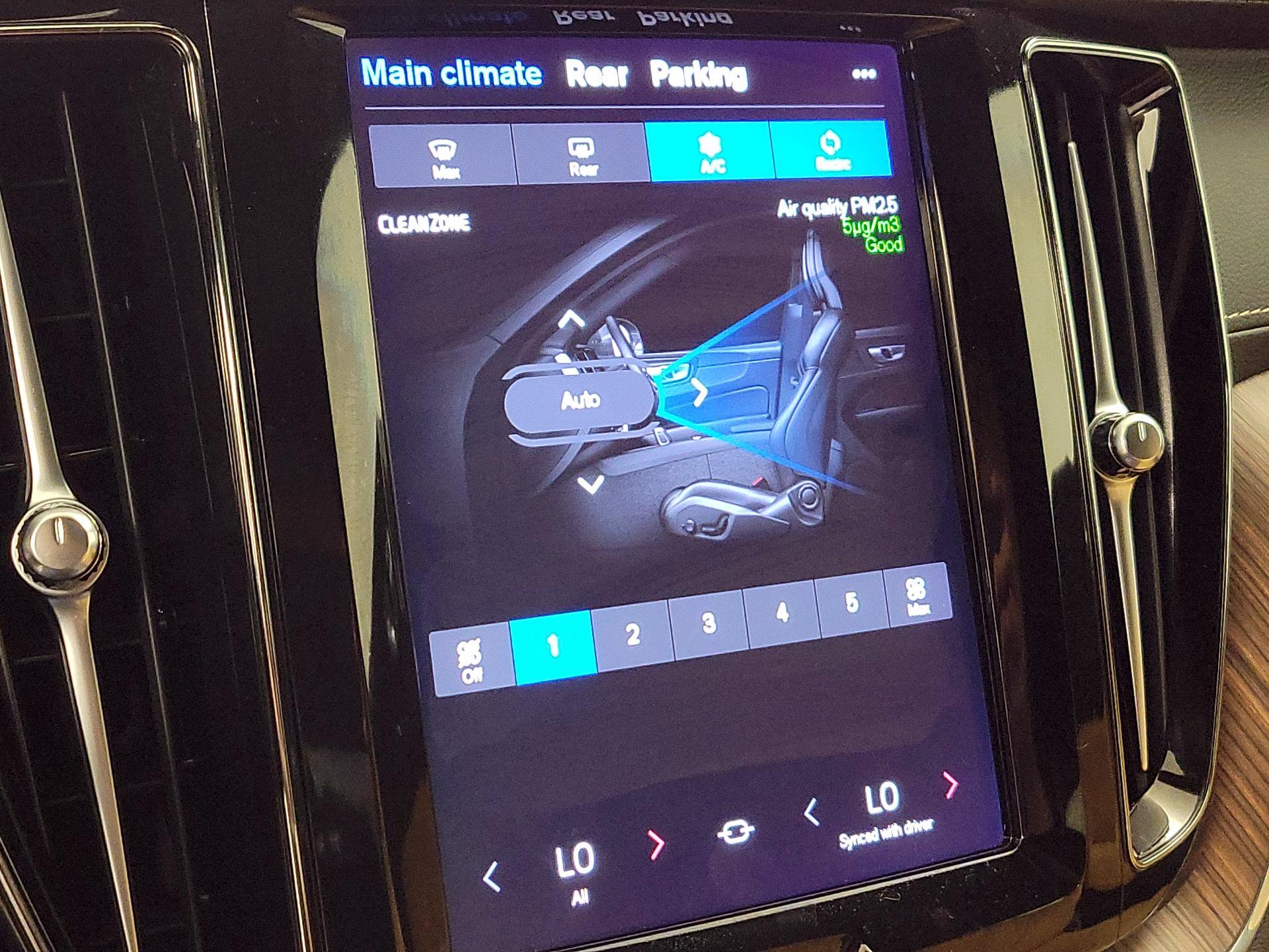 Thumbnail: 2022 Volvo XC60 - 17