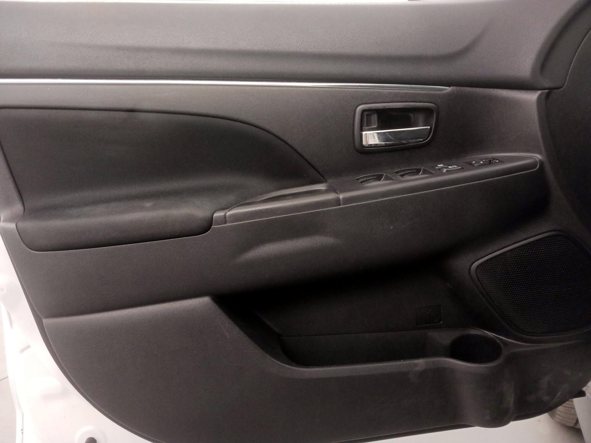Thumbnail: 2015 Mitsubishi Outlander Sport - 12