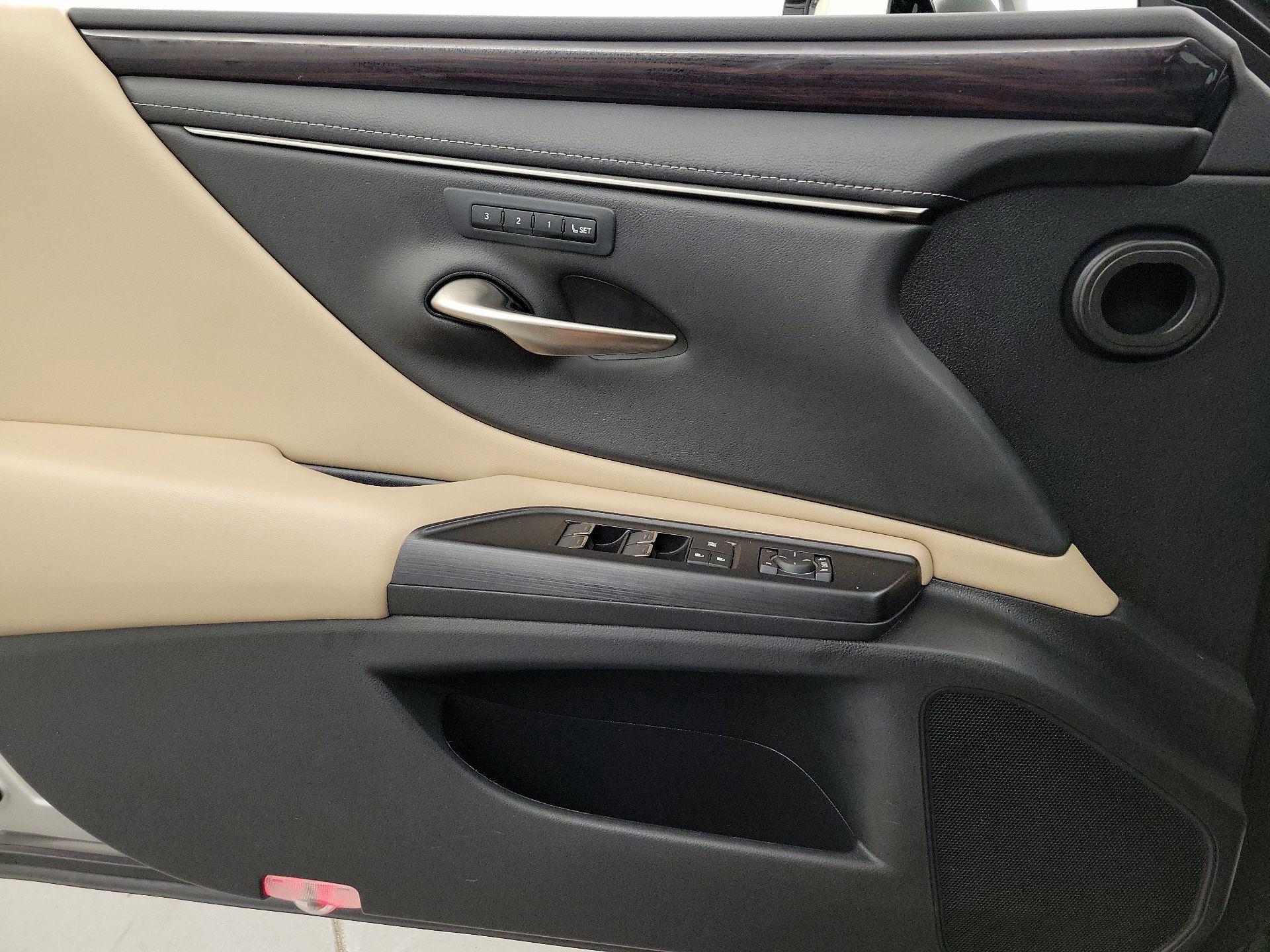 Thumbnail: 2021 Lexus ES - 12