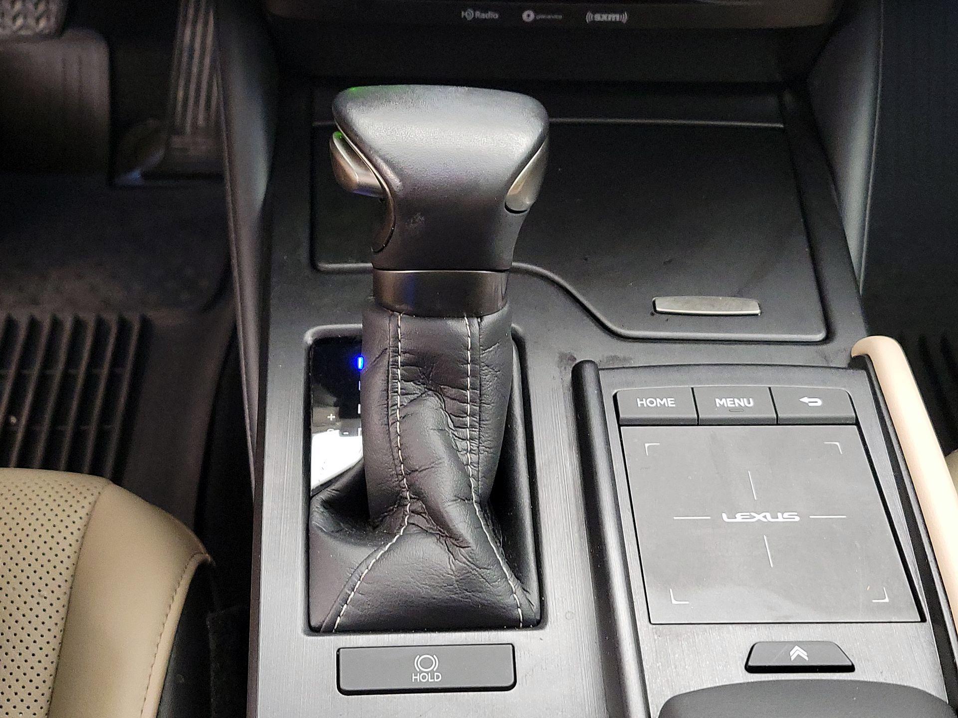 Thumbnail: 2021 Lexus ES - 17