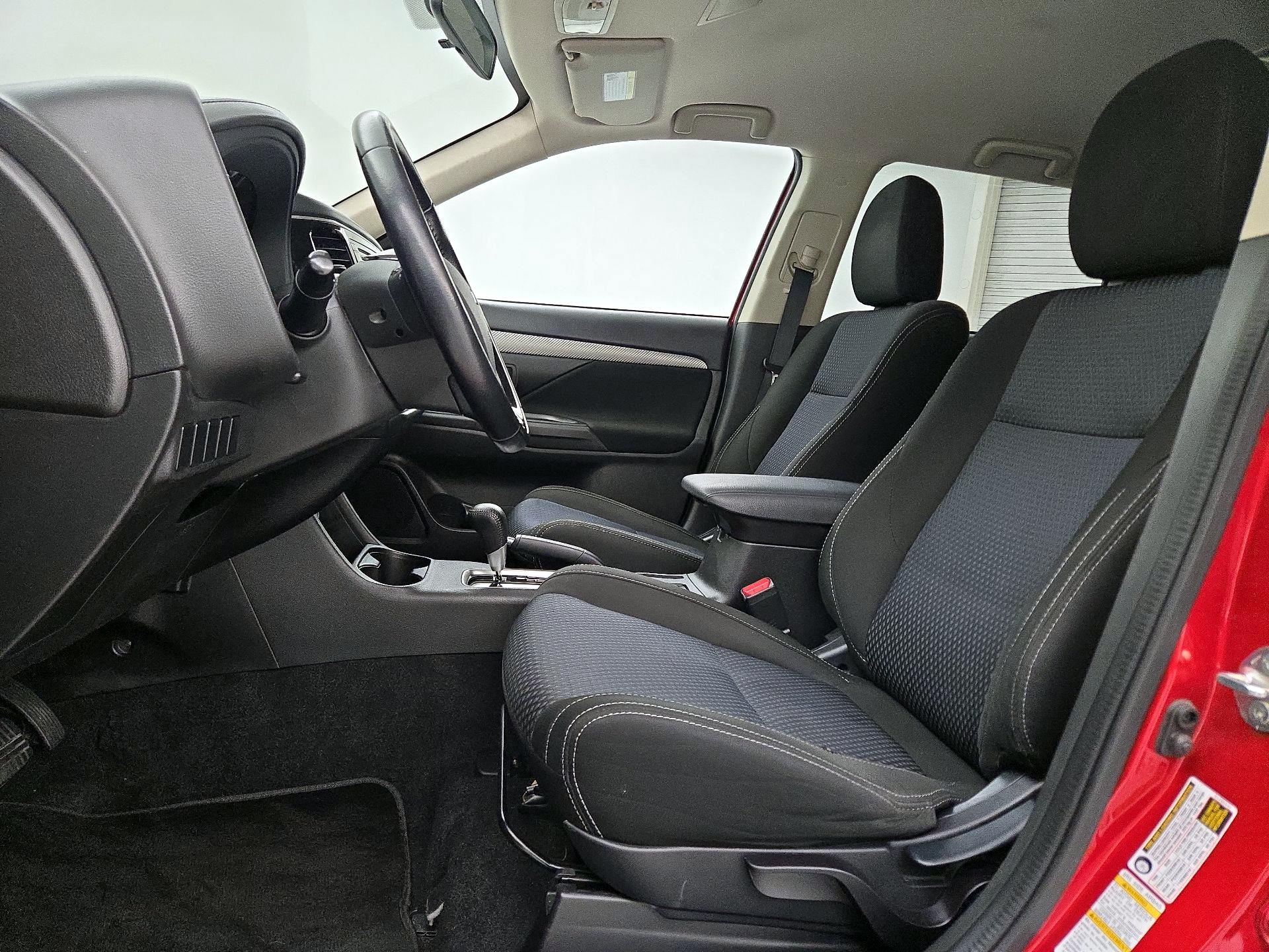 Thumbnail: 2016 Mitsubishi Outlander - 11