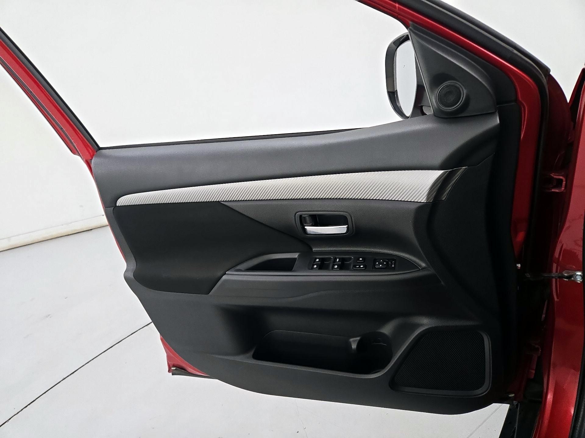 Thumbnail: 2016 Mitsubishi Outlander - 12