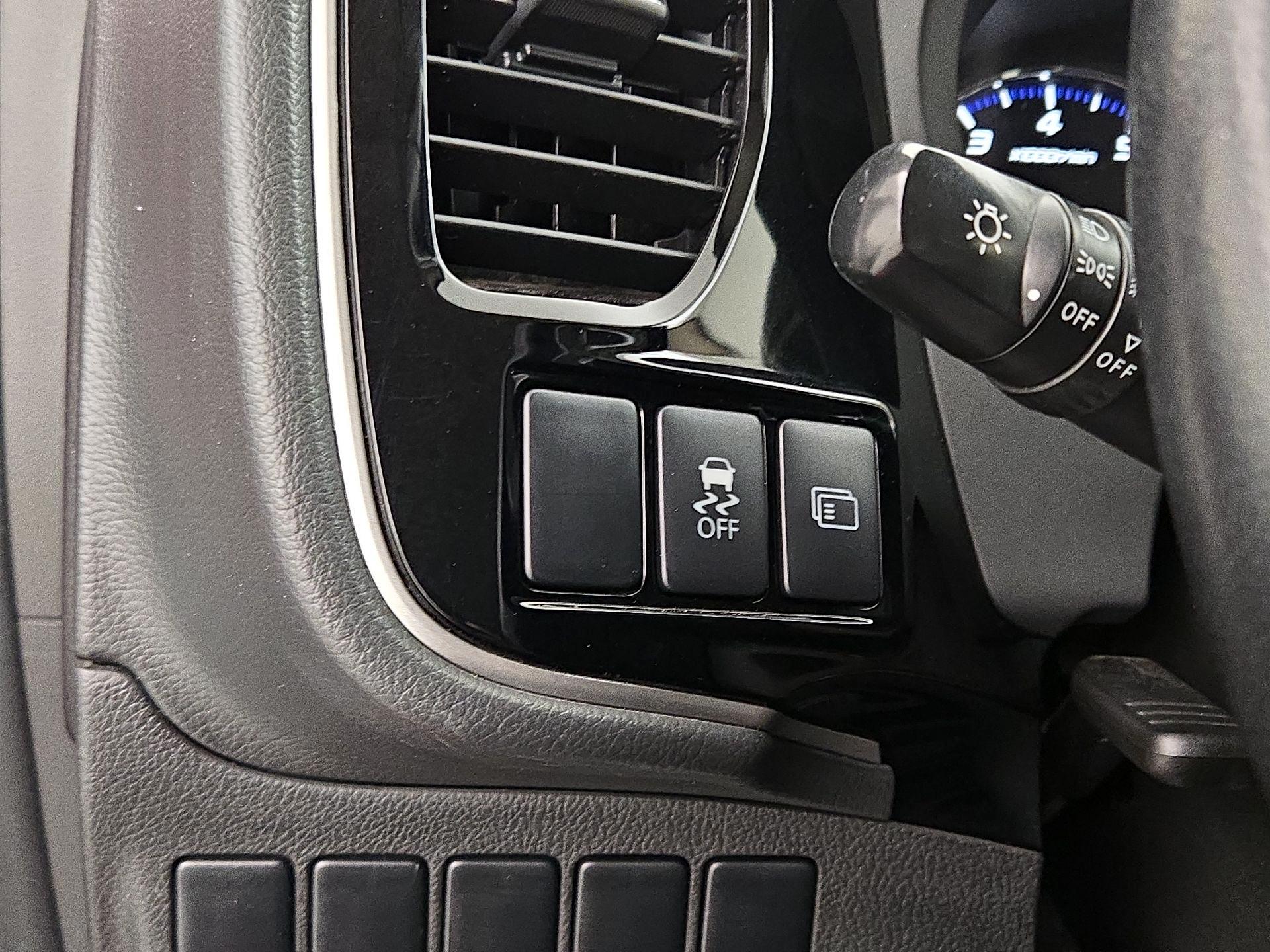 Thumbnail: 2016 Mitsubishi Outlander - 13