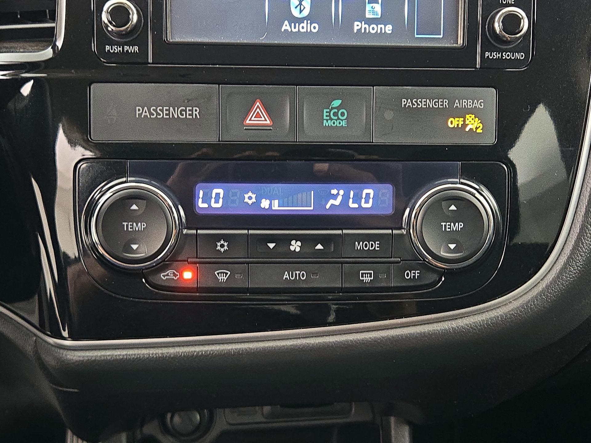 Thumbnail: 2016 Mitsubishi Outlander - 16