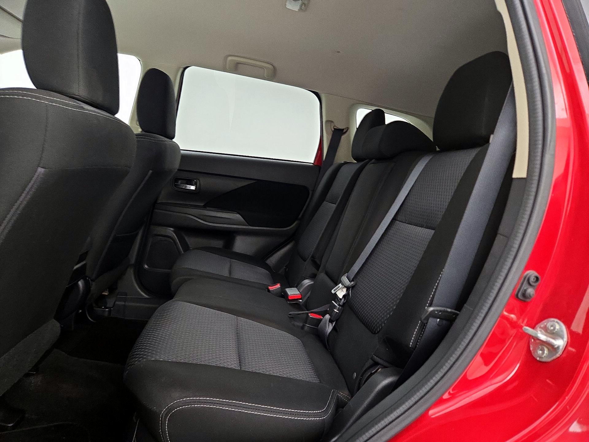 Thumbnail: 2016 Mitsubishi Outlander - 19