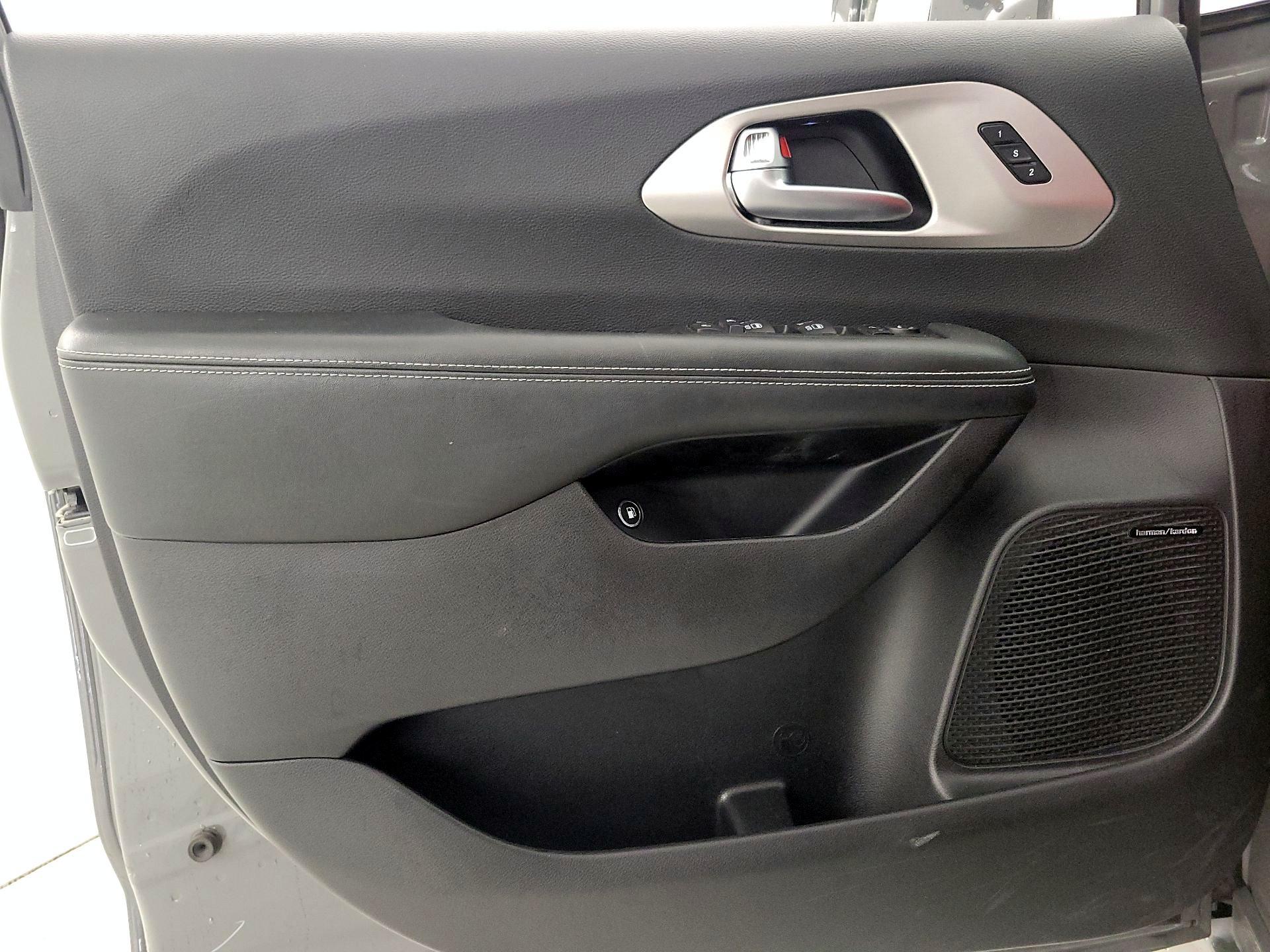 Thumbnail: 2020 Chrysler Pacifica - 12