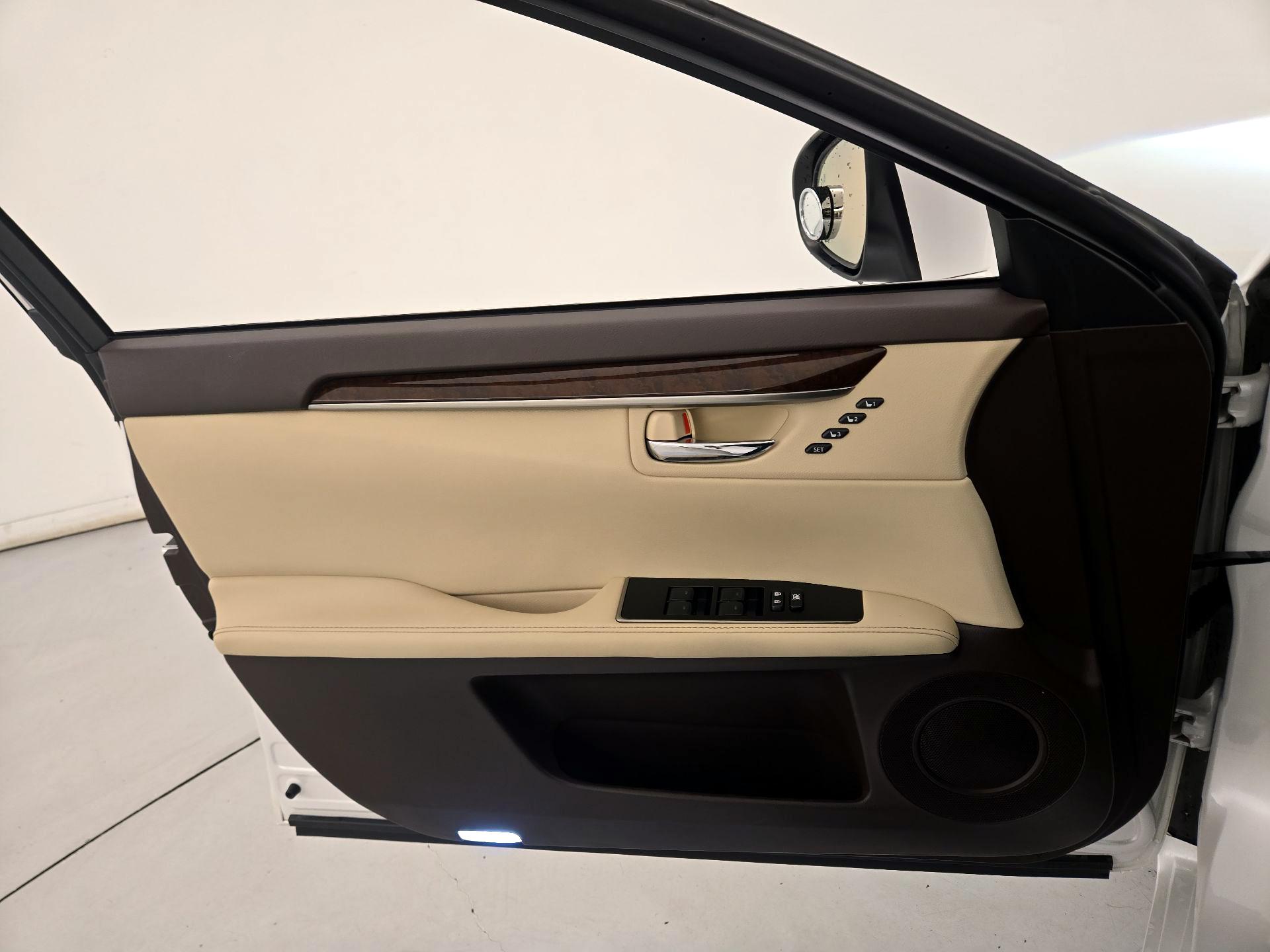 Thumbnail: 2017 Lexus ES - 12