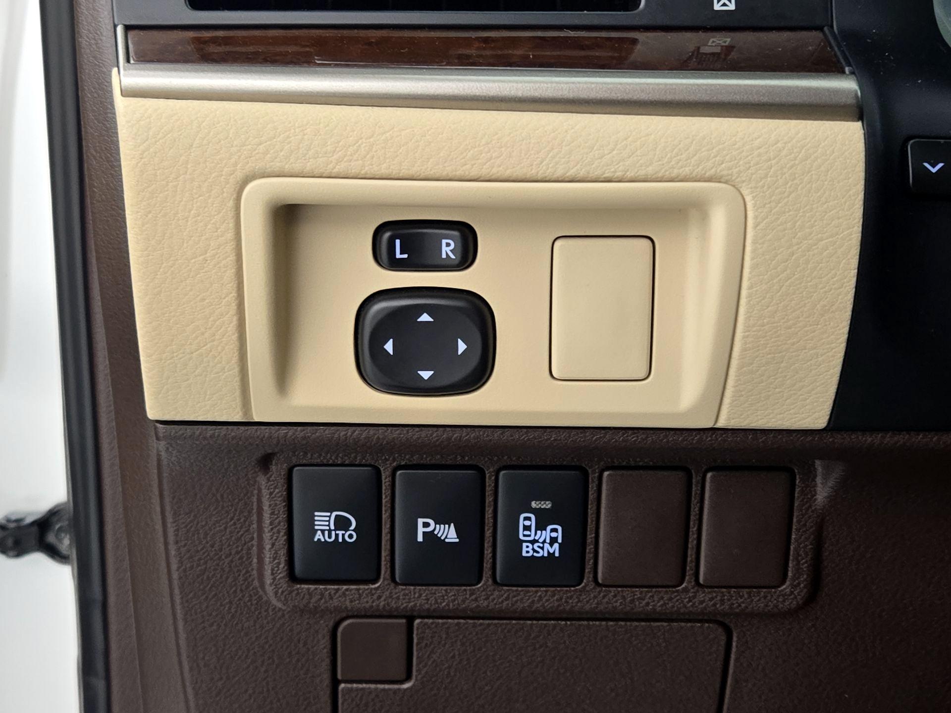 Thumbnail: 2017 Lexus ES - 13