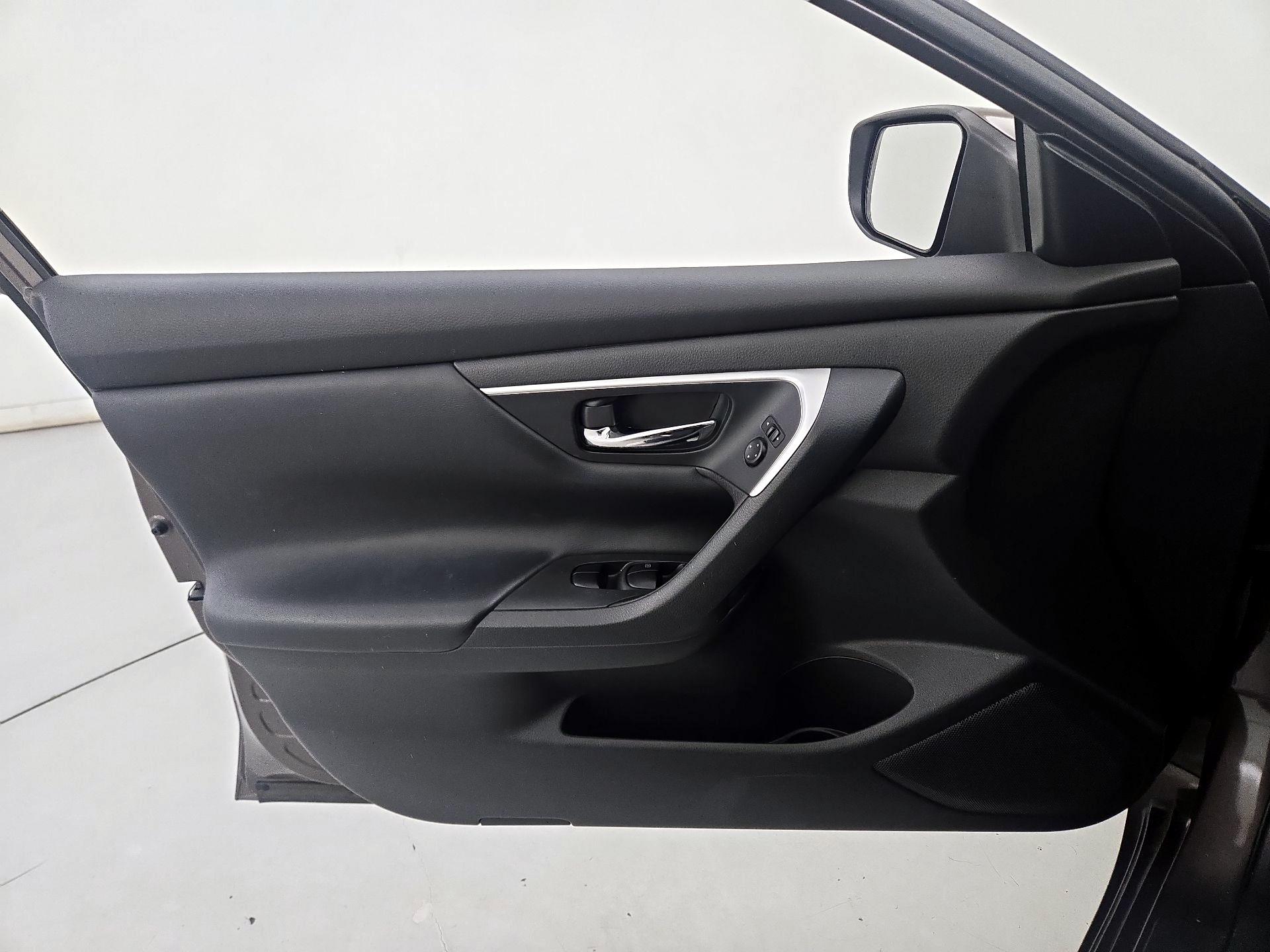 Thumbnail: 2016 Nissan Altima - 12