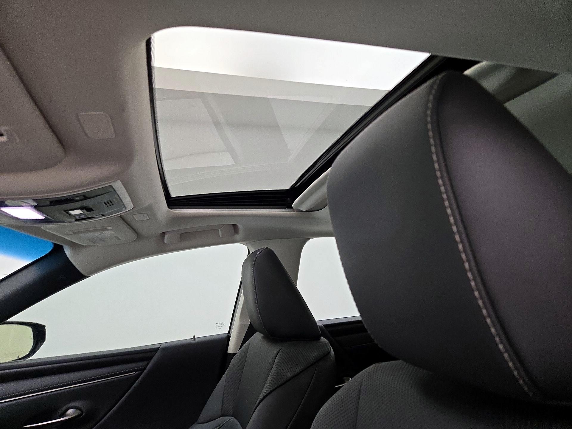 Thumbnail: 2022 Lexus ES - 18