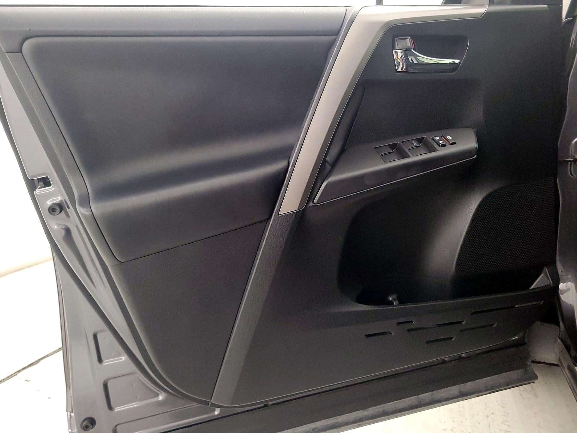 Thumbnail: 2018 Toyota RAV4 - 12