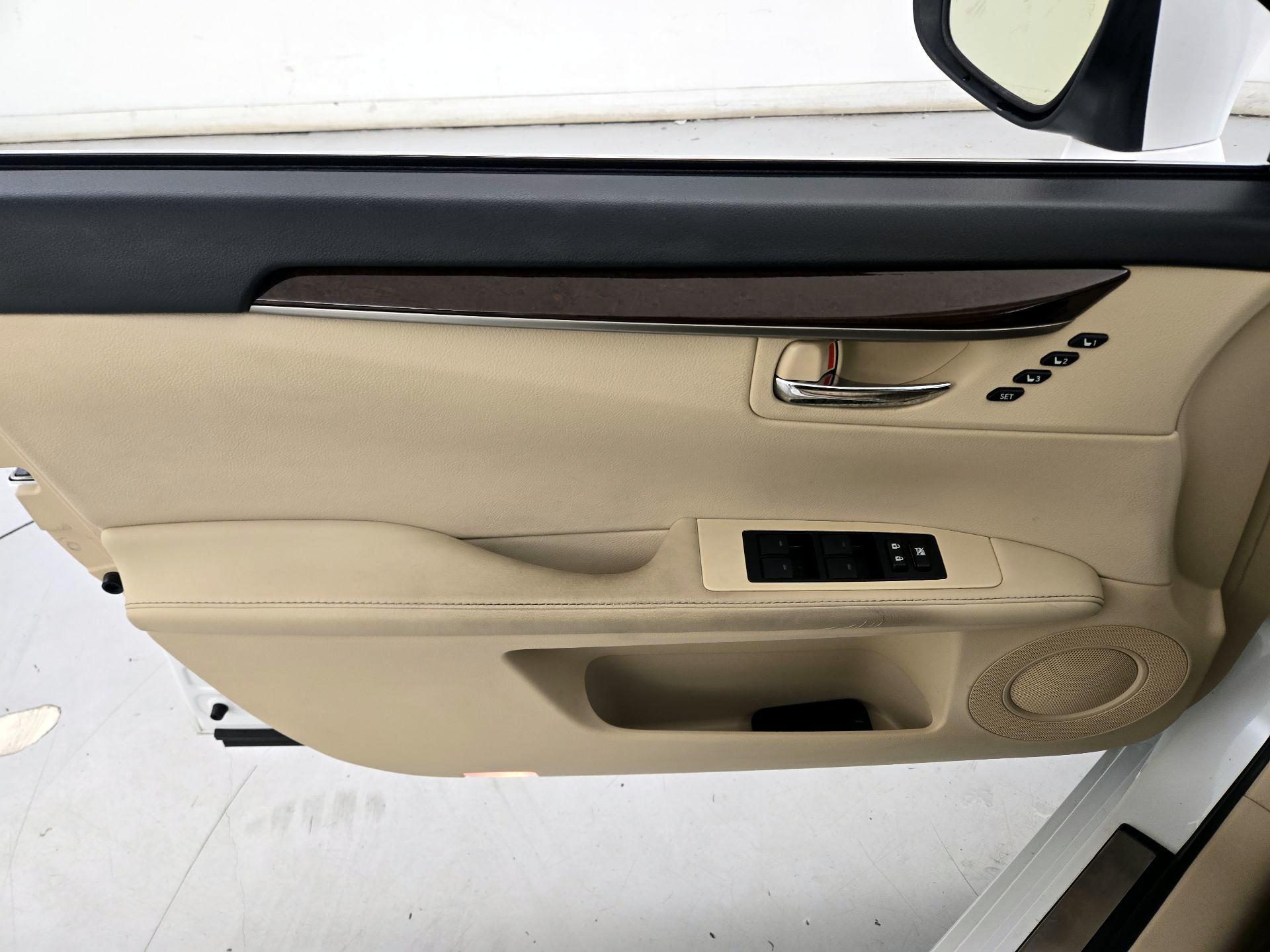 Thumbnail: 2014 Lexus ES - 12