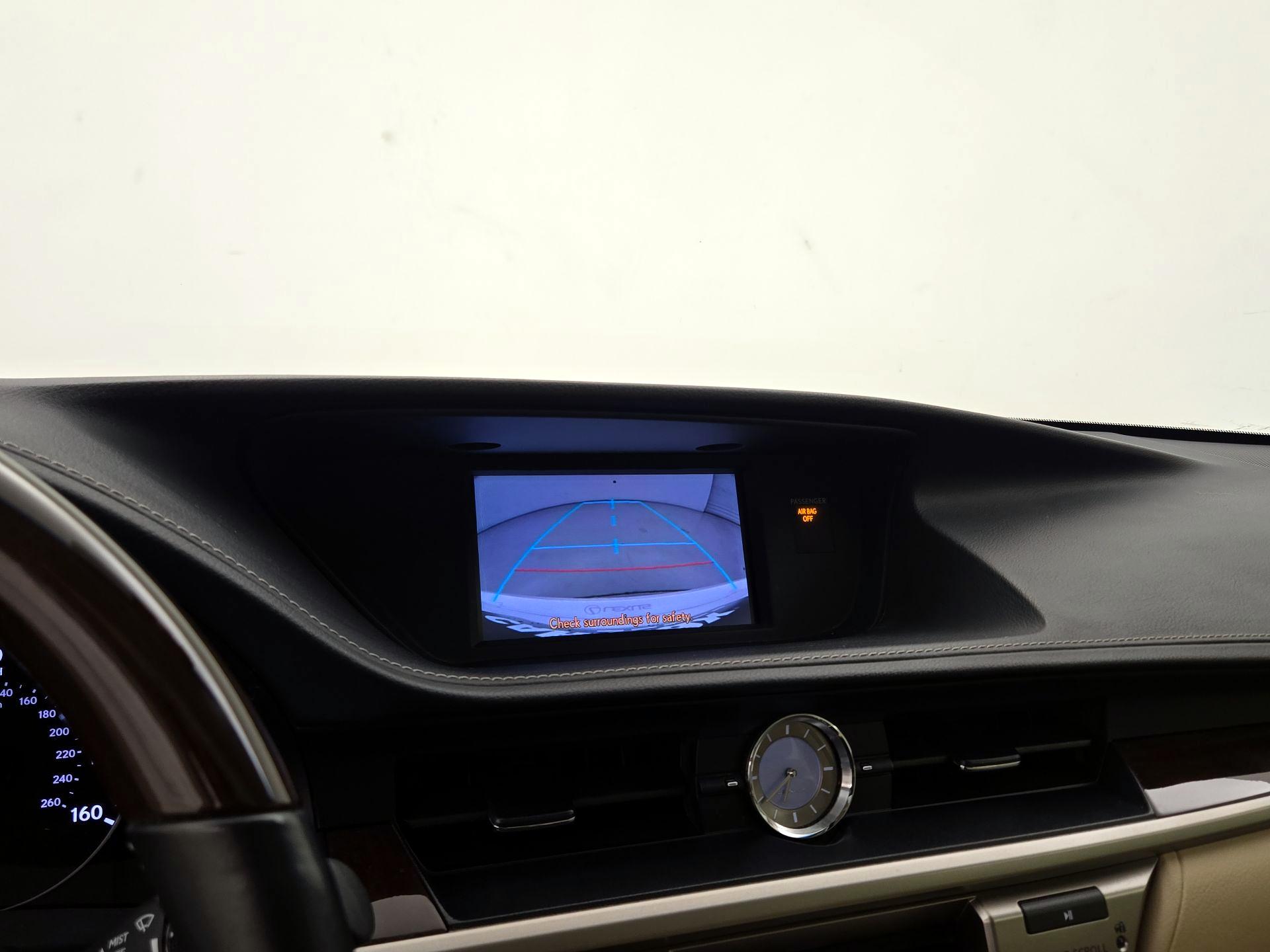 Thumbnail: 2014 Lexus ES - 14