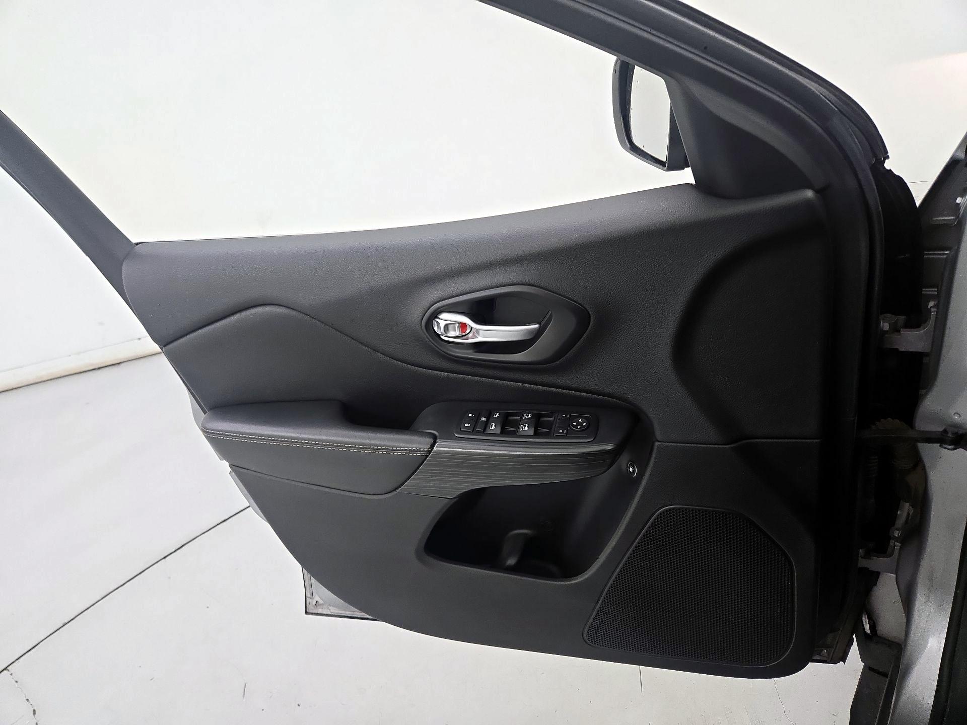 Thumbnail: 2015 Jeep Cherokee - 12