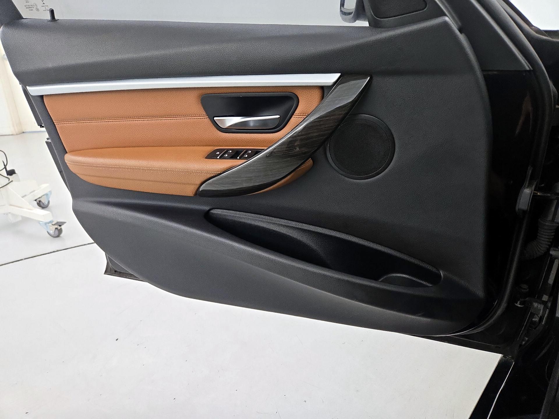 Thumbnail: 2016 BMW 3 Series - 12