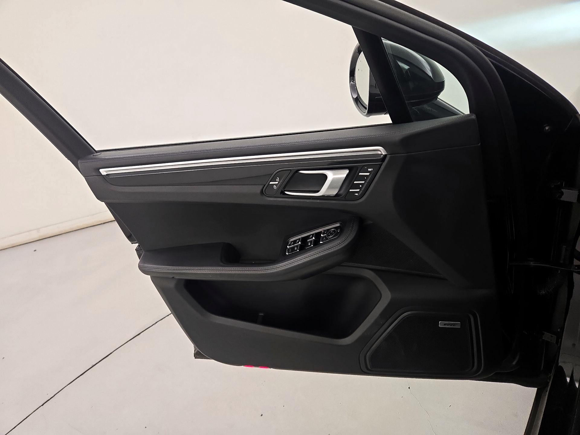 Thumbnail: 2023 Porsche Macan - 12