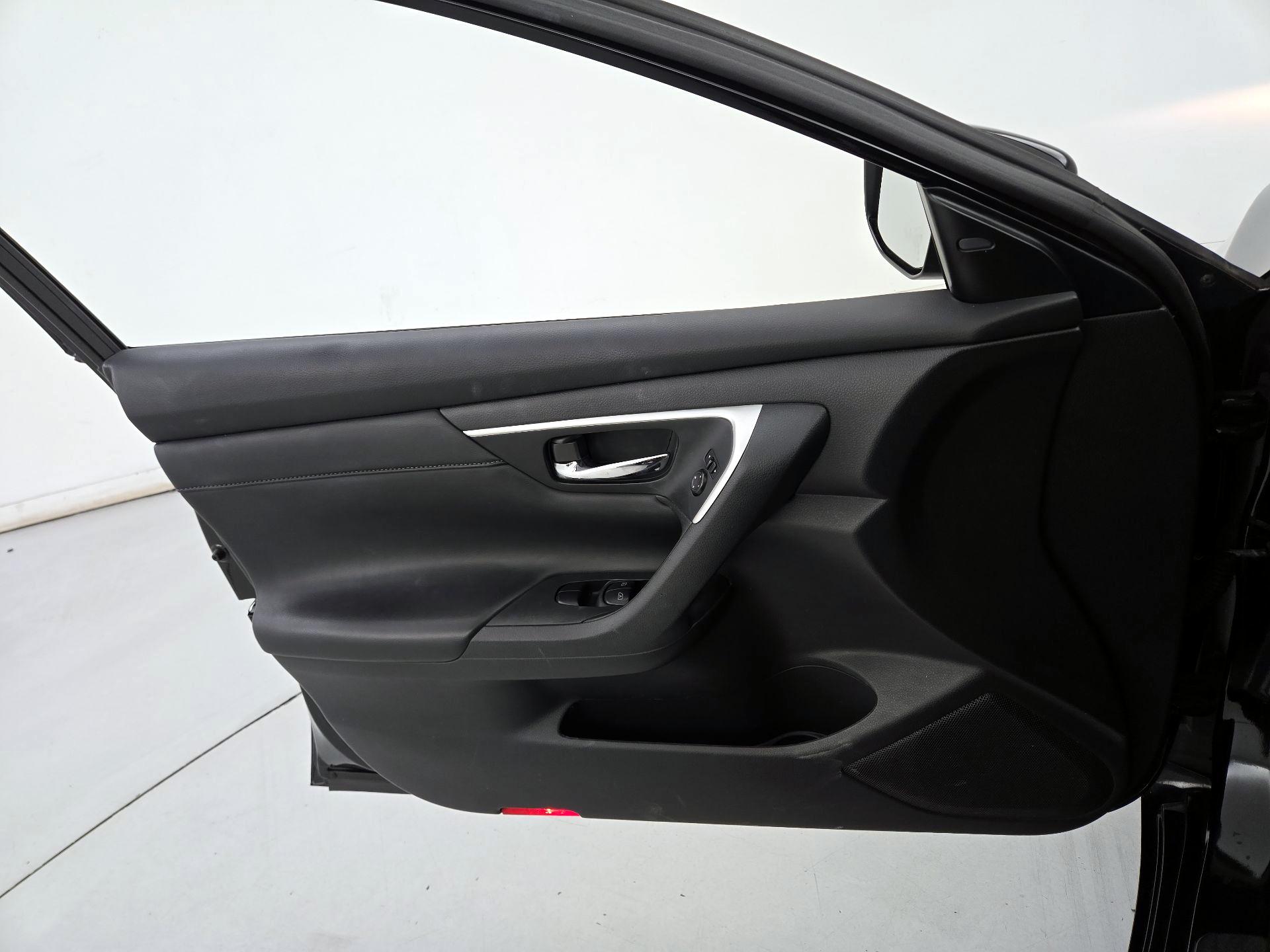 Thumbnail: 2016 Nissan Altima - 12