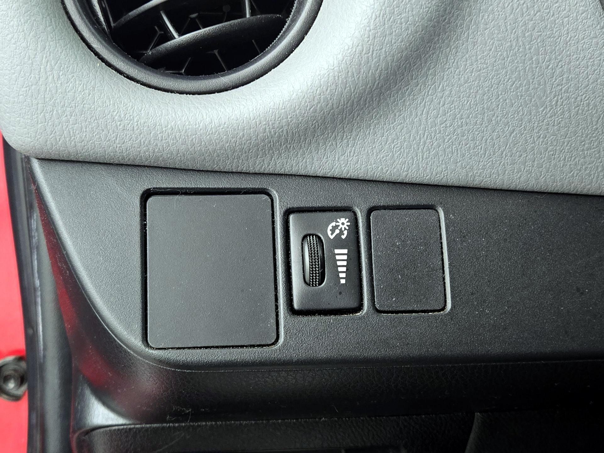 Thumbnail: 2015 Toyota Yaris - 13