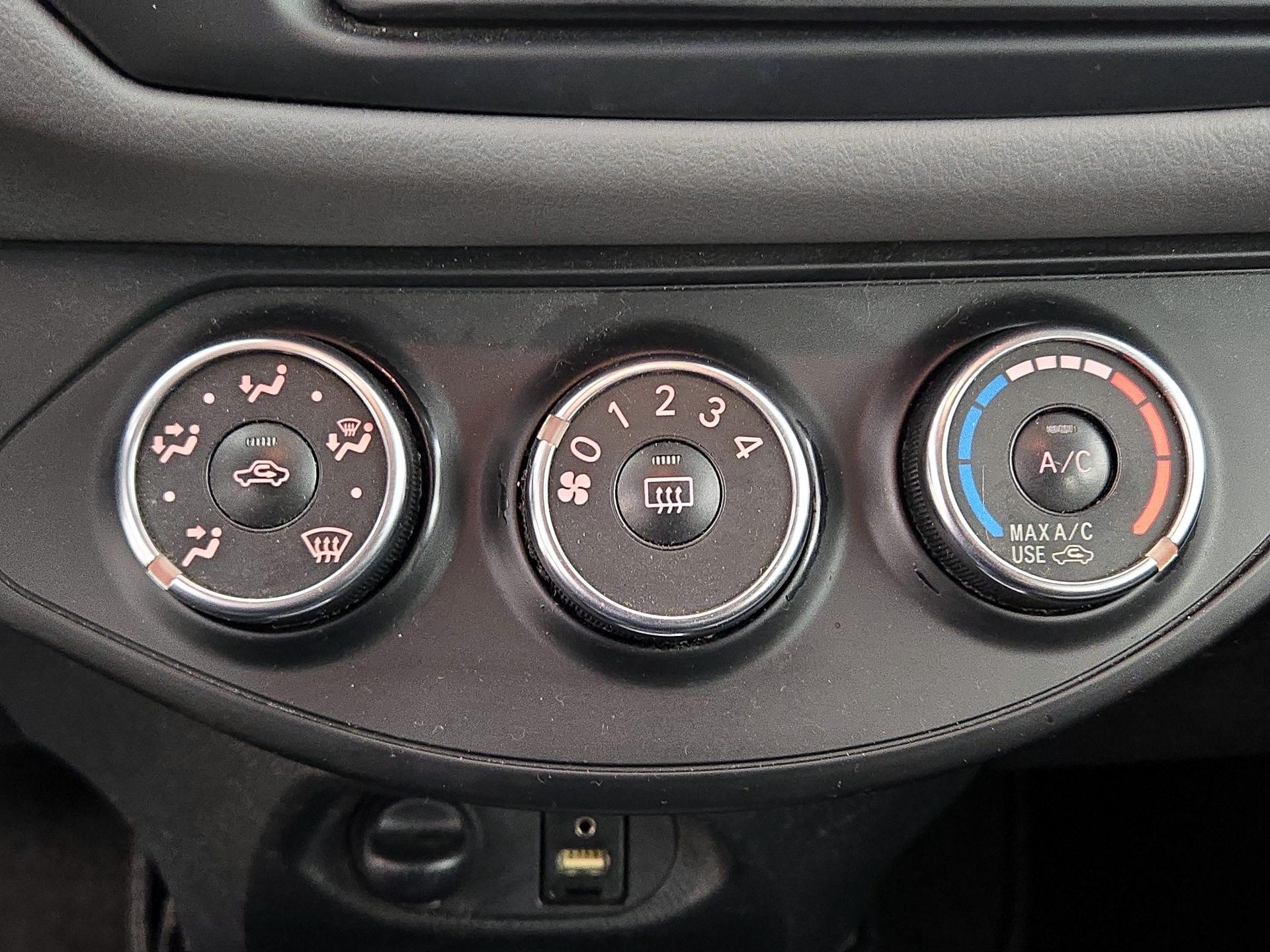 Thumbnail: 2015 Toyota Yaris - 15