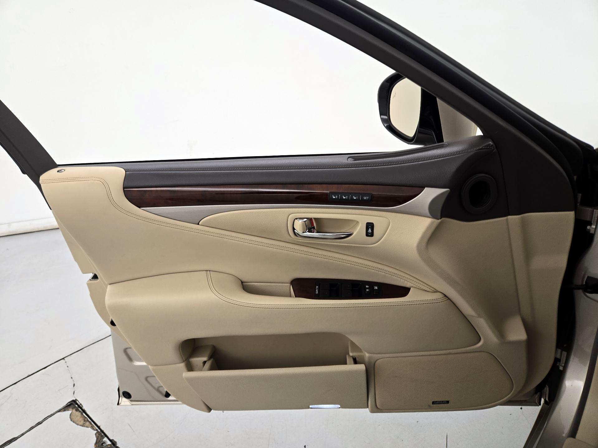 Thumbnail: 2016 Lexus LS - 12