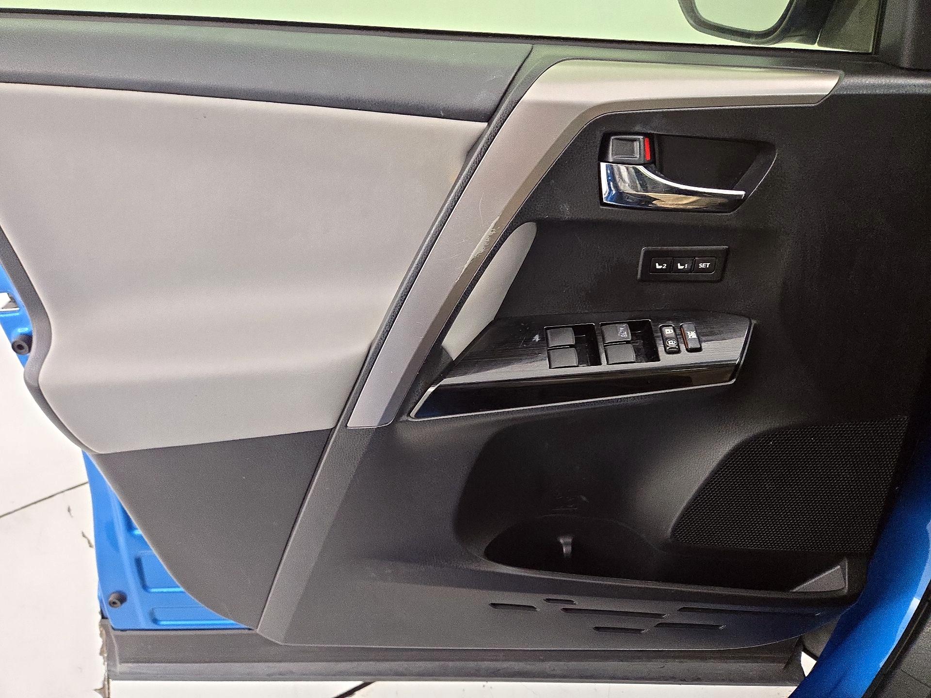 Thumbnail: 2018 Toyota RAV4 - 12