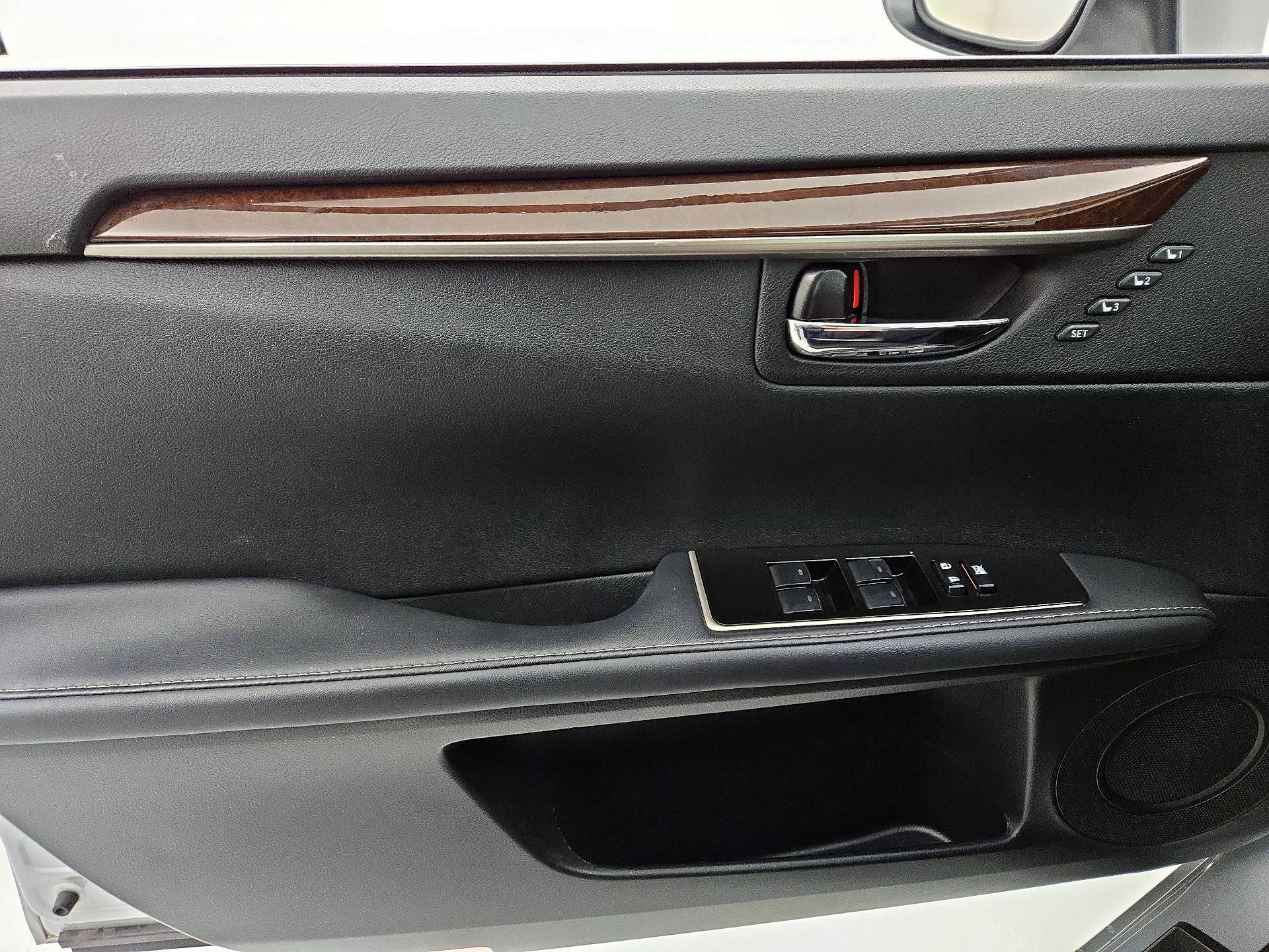 Thumbnail: 2017 Lexus ES - 12