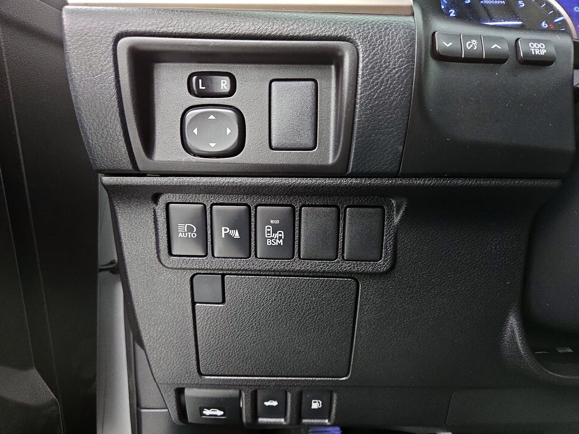 Thumbnail: 2017 Lexus ES - 13