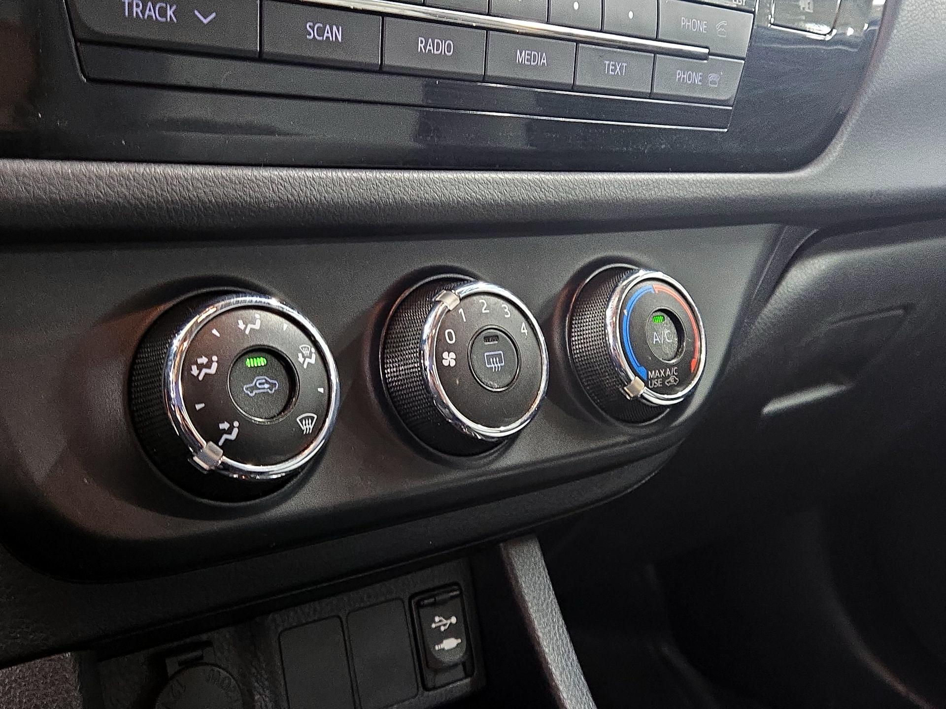 Thumbnail: 2014 Toyota Corolla - 15