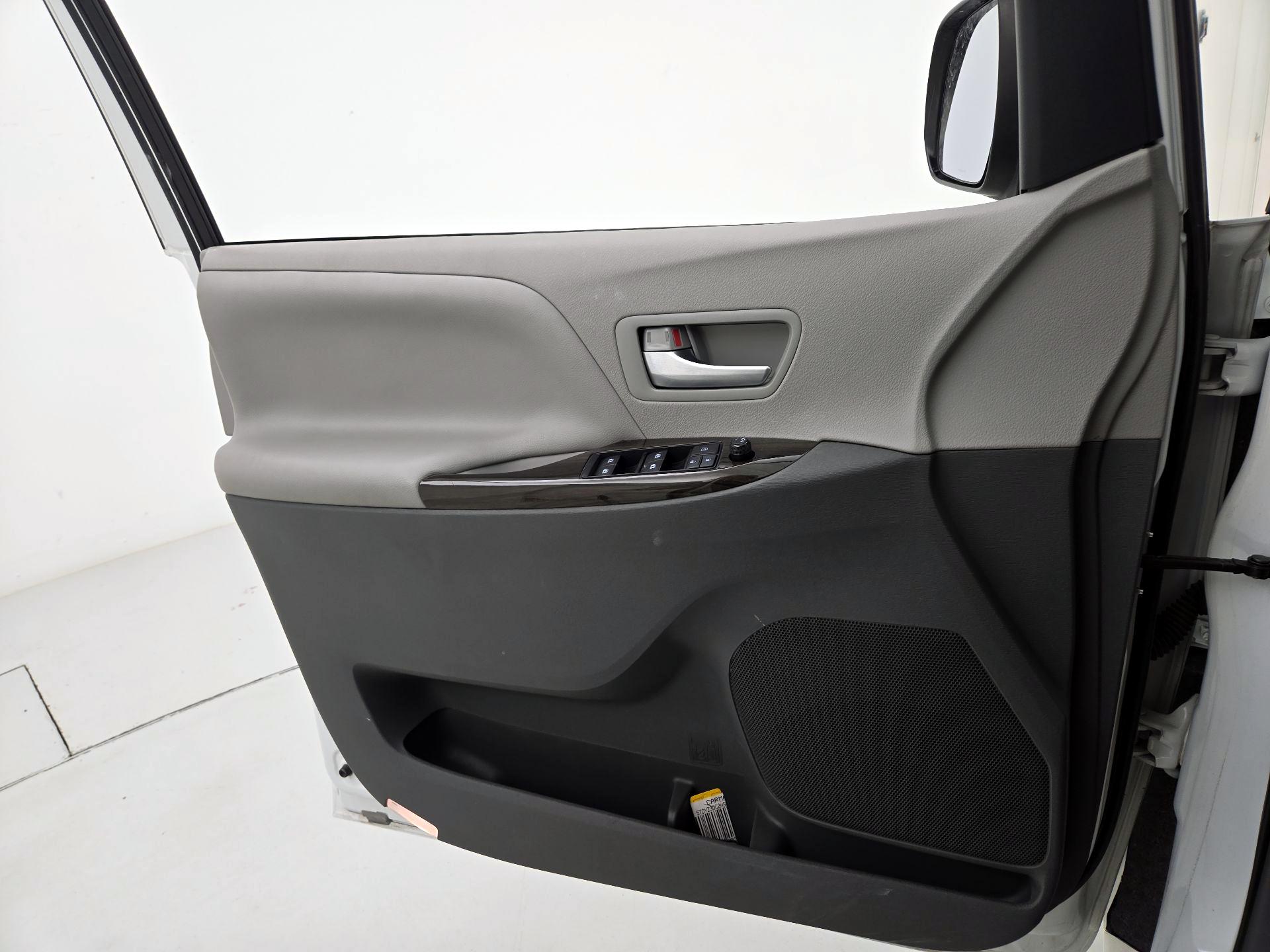 Thumbnail: 2017 Toyota Sienna - 12