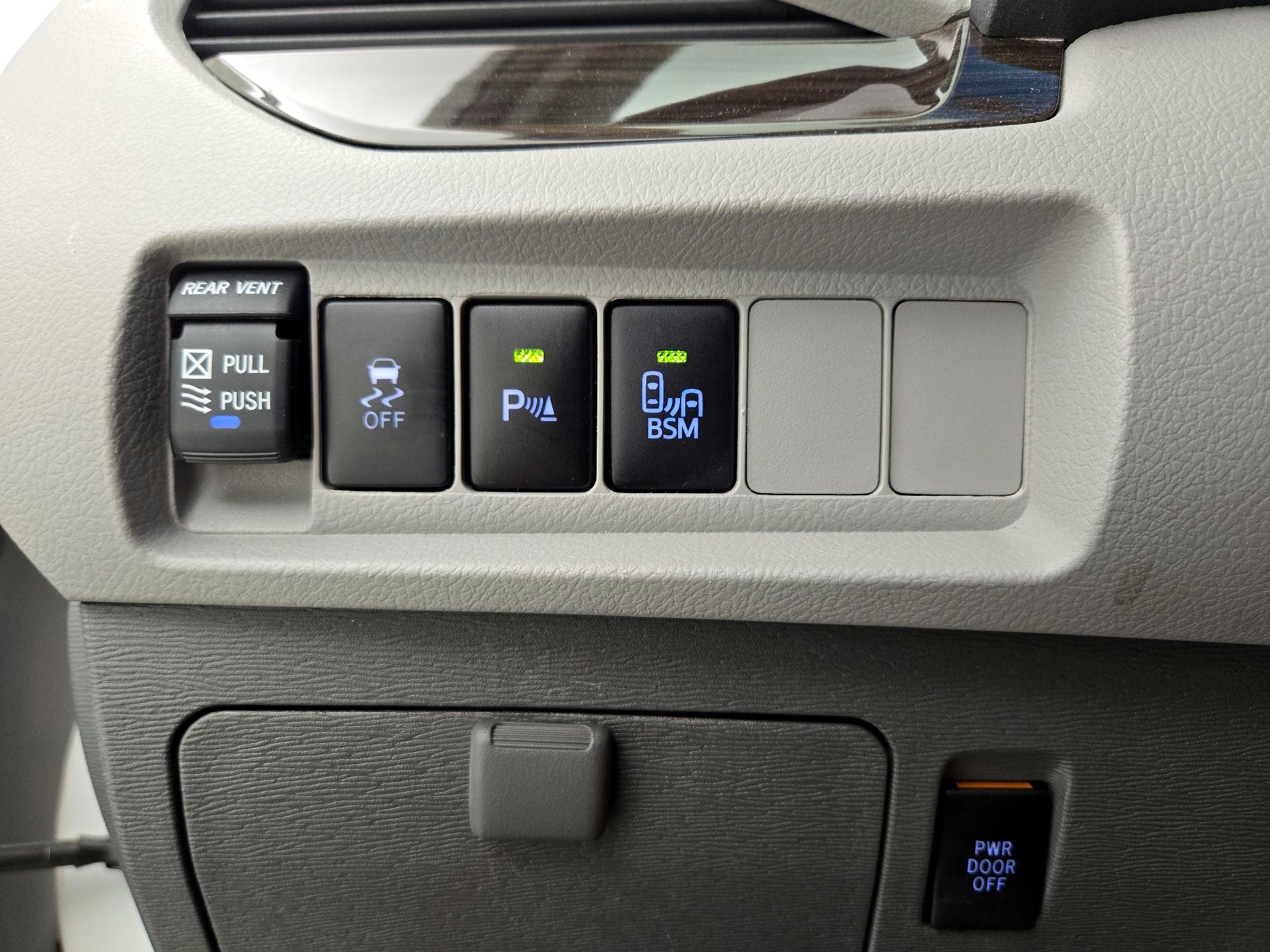 Thumbnail: 2017 Toyota Sienna - 13