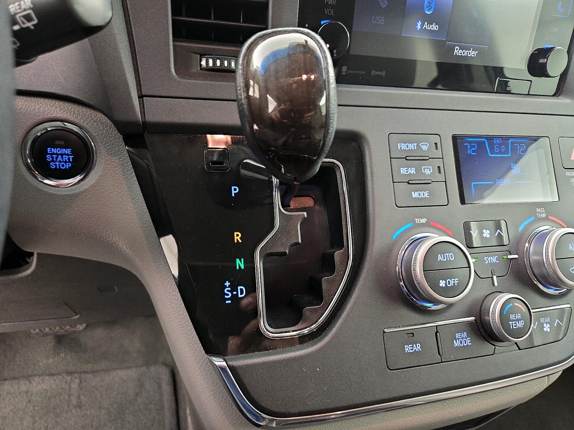 Thumbnail: 2017 Toyota Sienna - 17