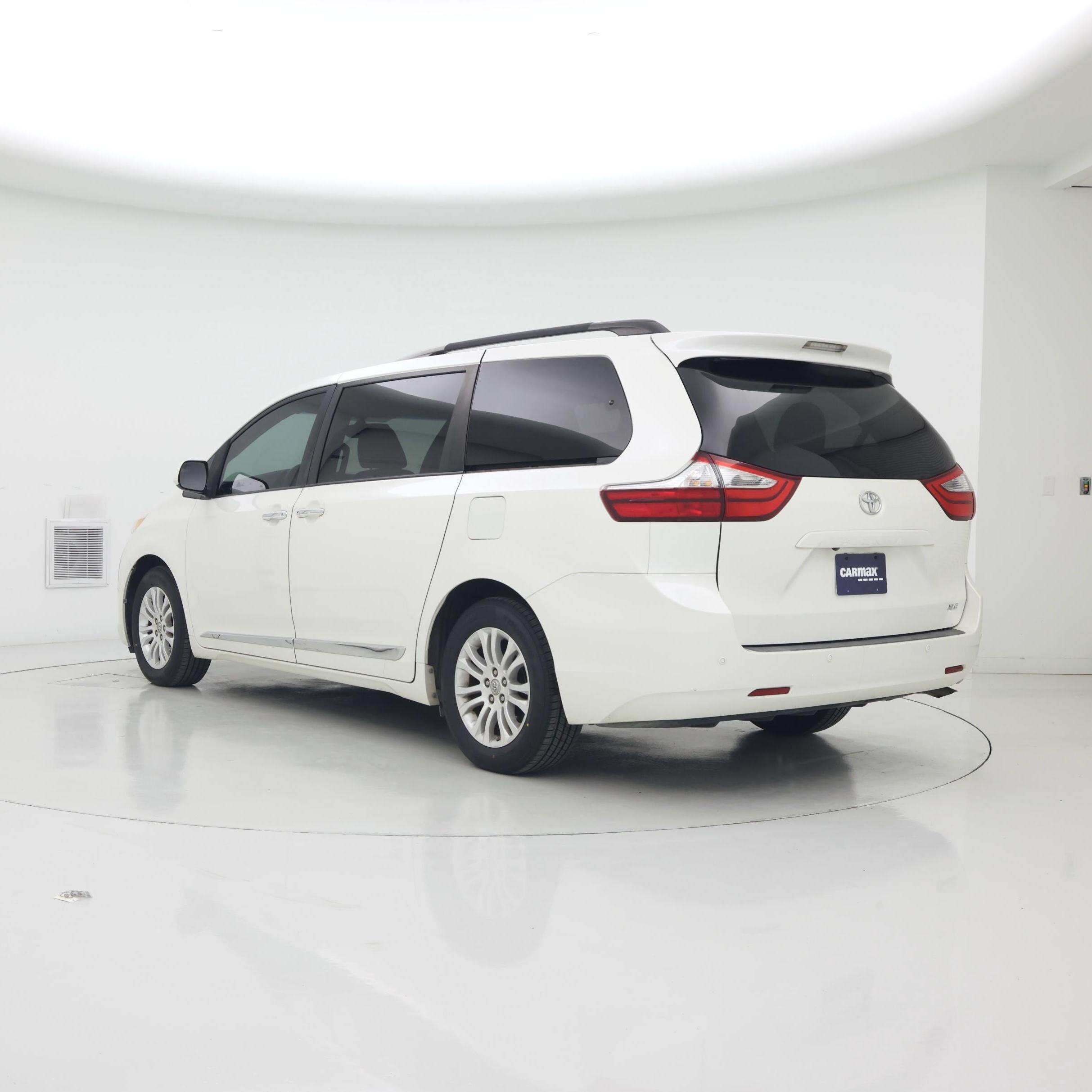 Thumbnail: 2017 Toyota Sienna - 2