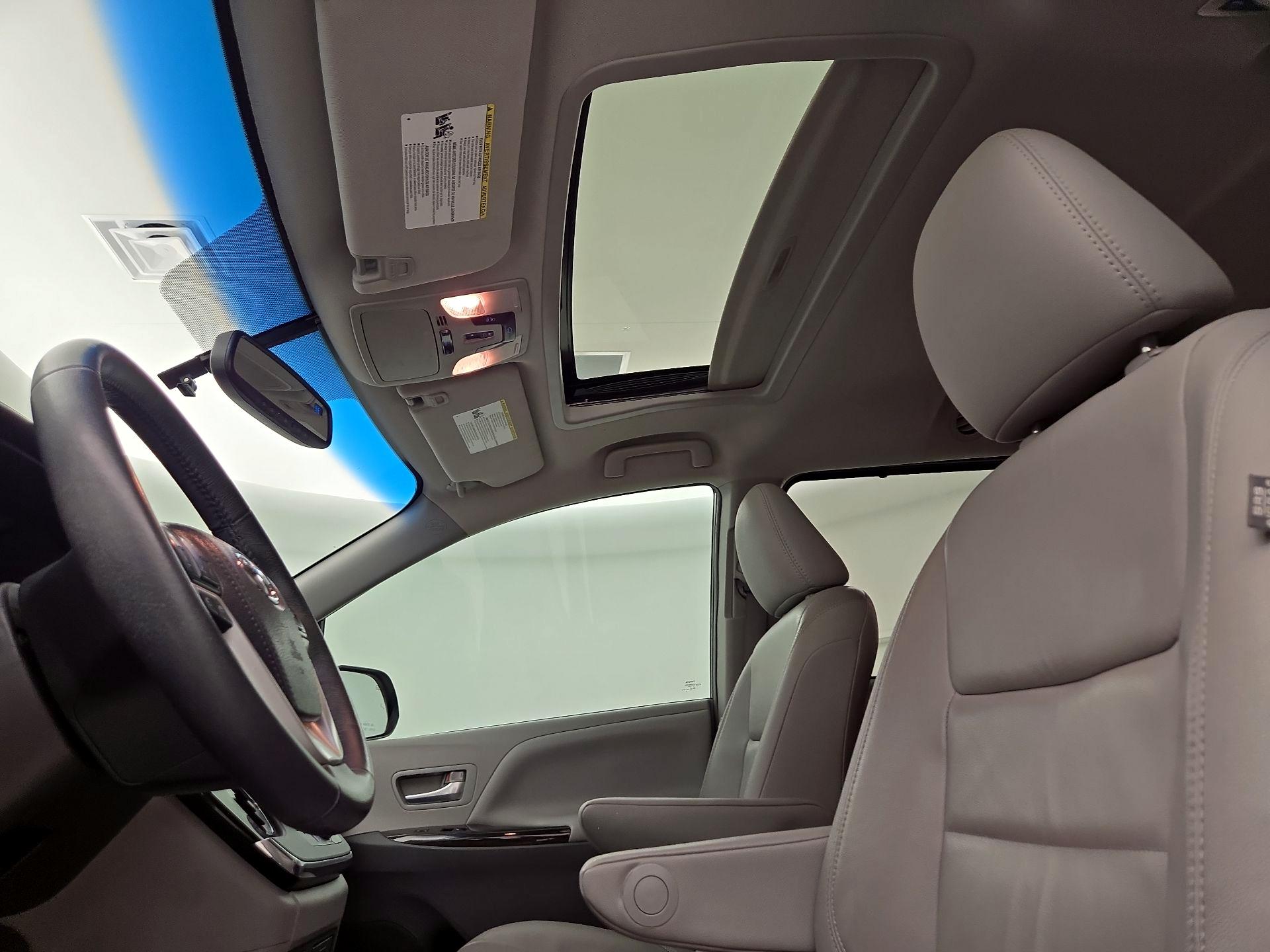 Thumbnail: 2017 Toyota Sienna - 19