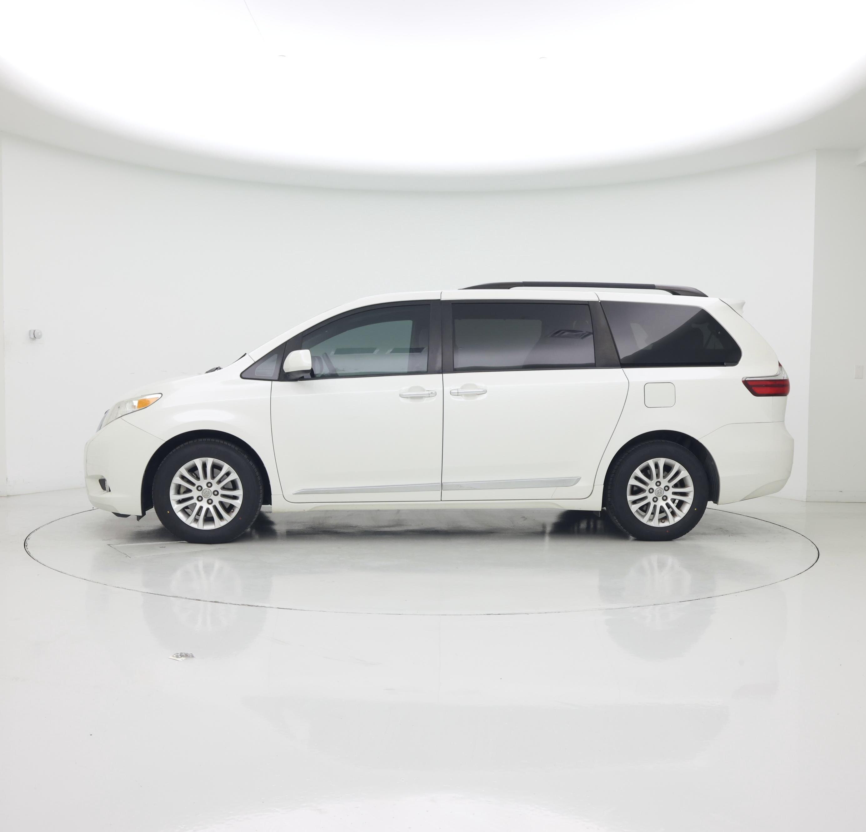 Thumbnail: 2017 Toyota Sienna - 3