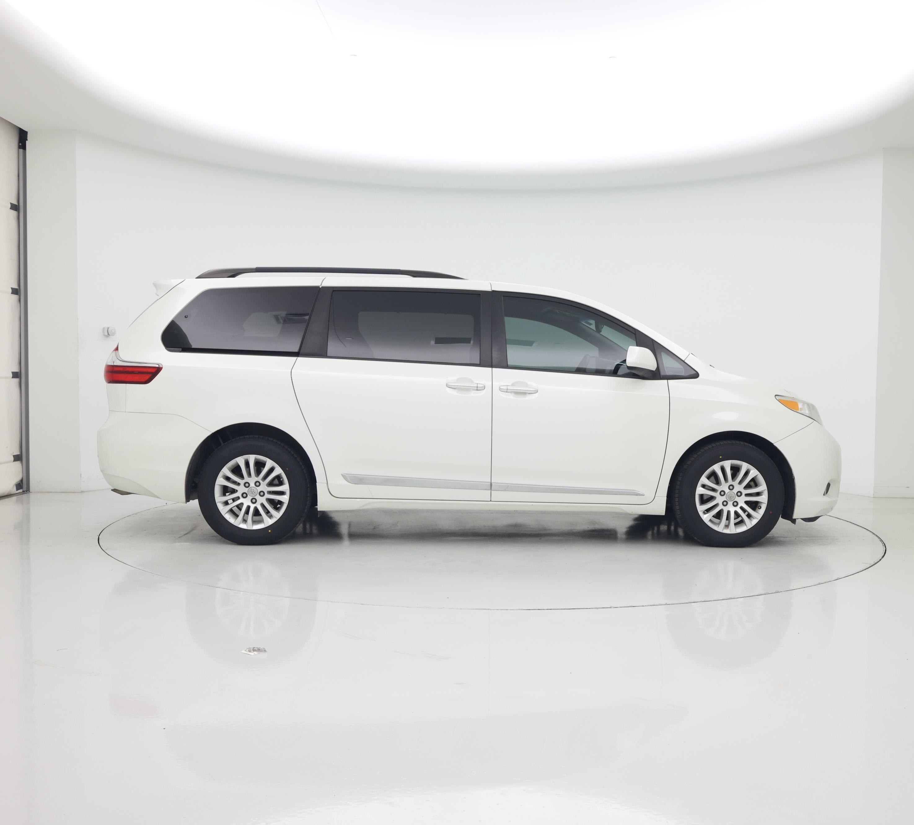 Thumbnail: 2017 Toyota Sienna - 7