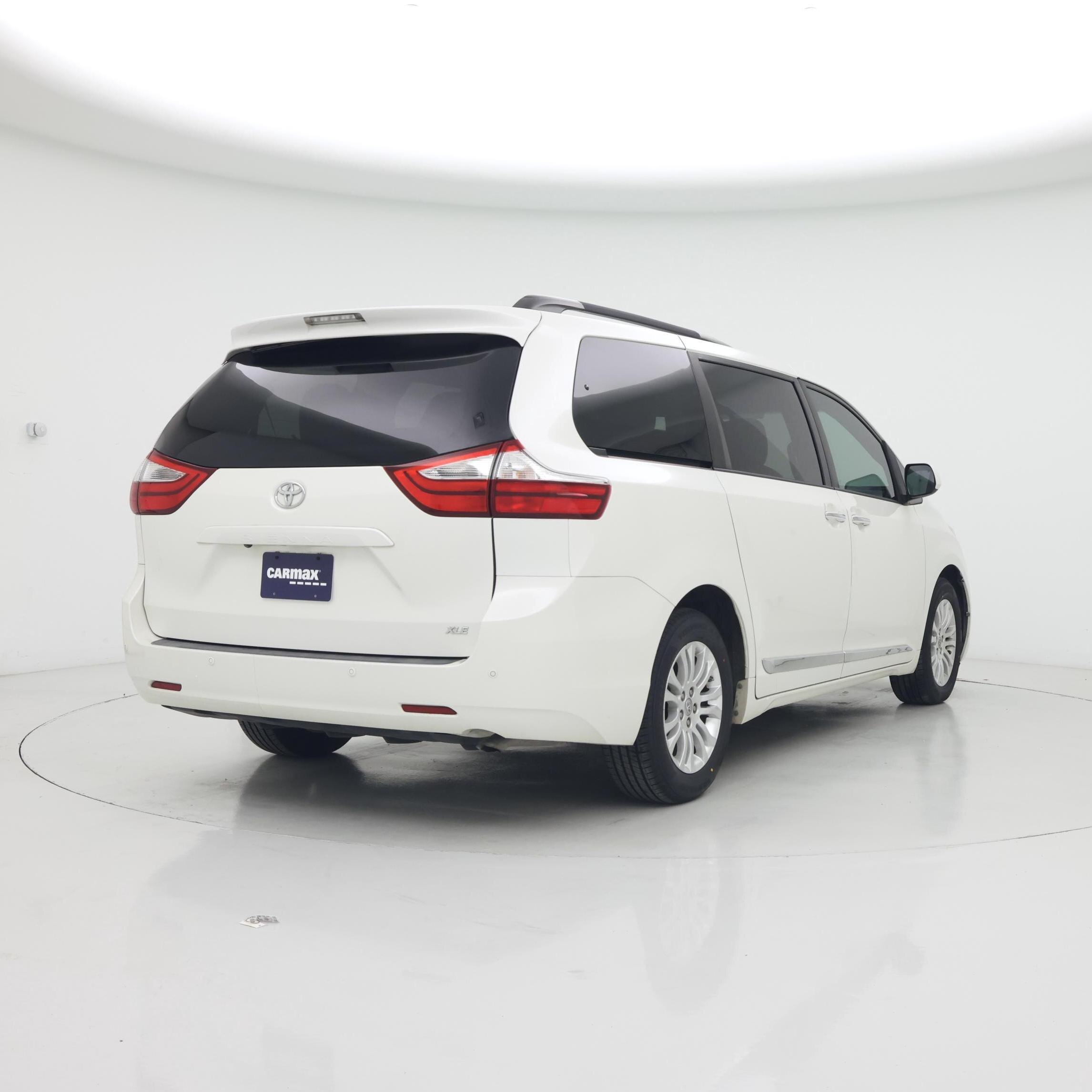 Thumbnail: 2017 Toyota Sienna - 8