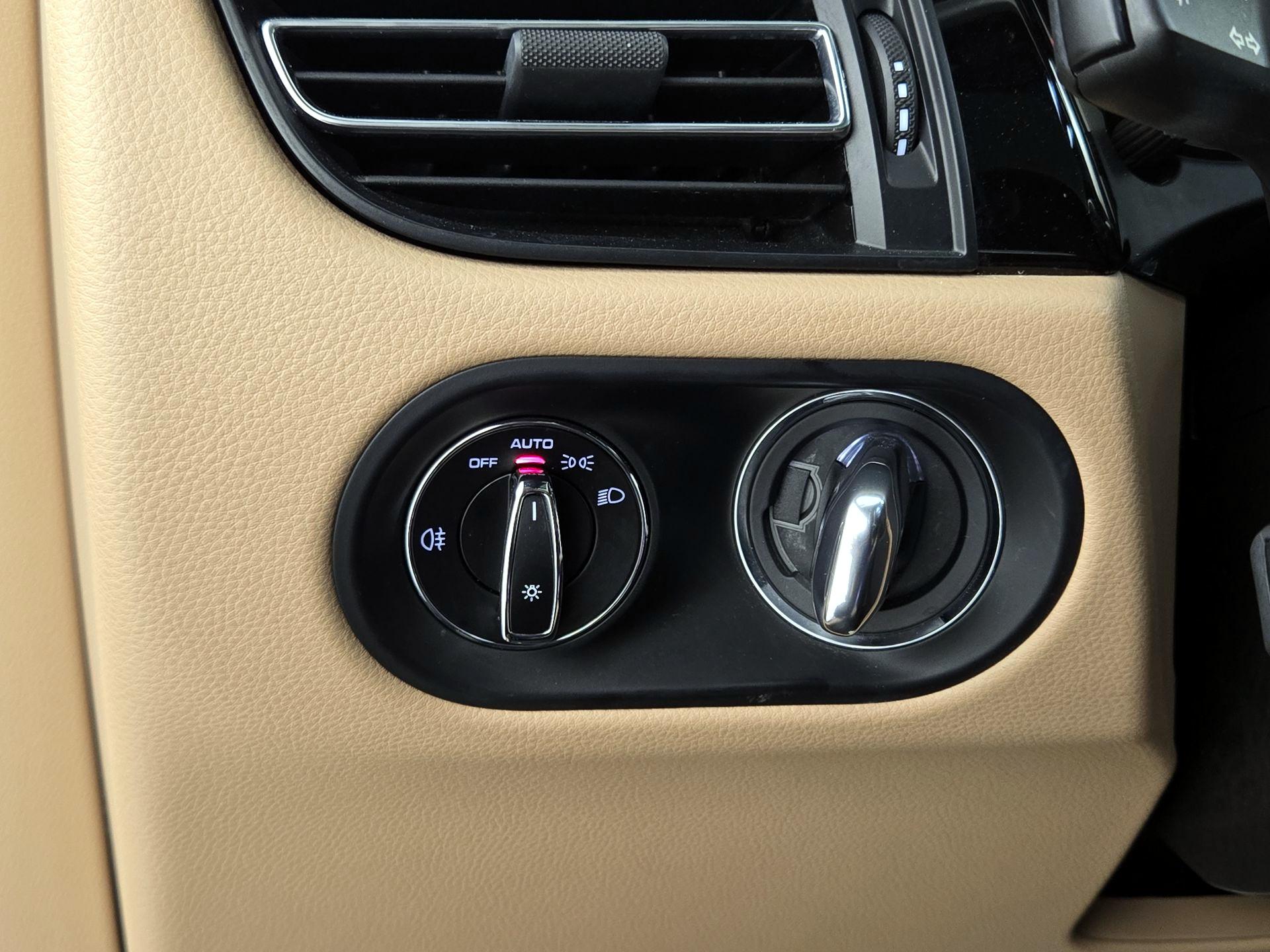 Thumbnail: 2020 Porsche Macan - 13