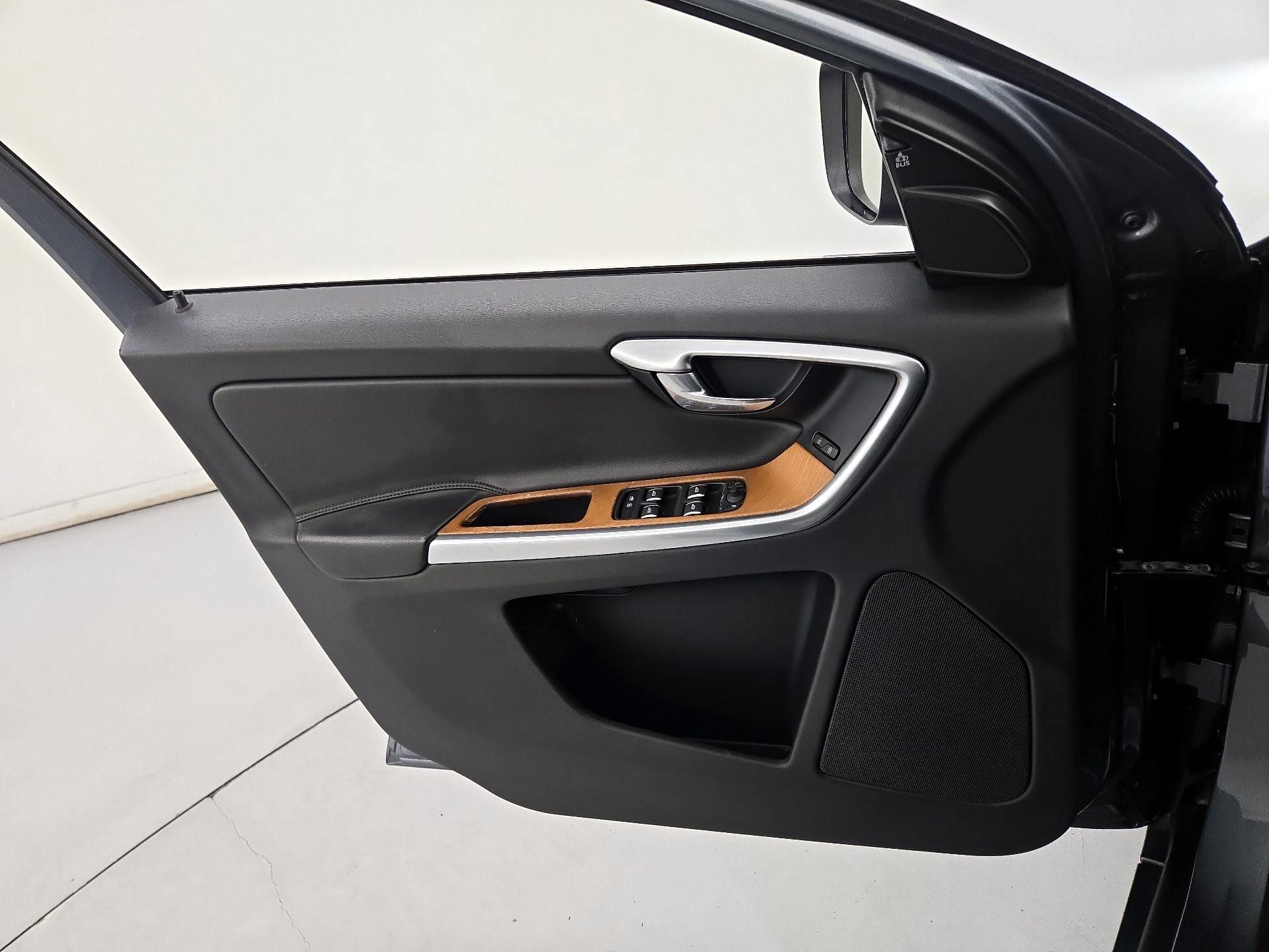 Thumbnail: 2017 Volvo XC60 - 12