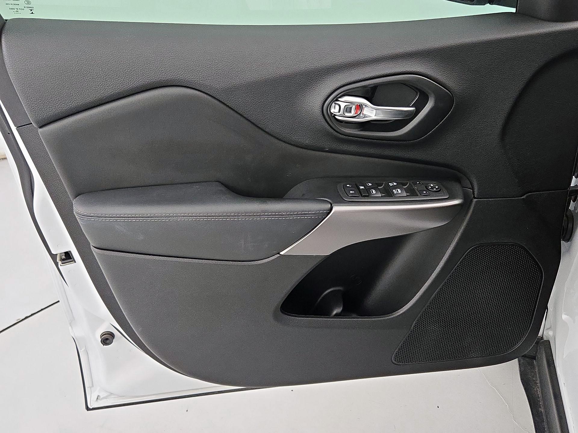 Thumbnail: 2021 Jeep Cherokee - 12