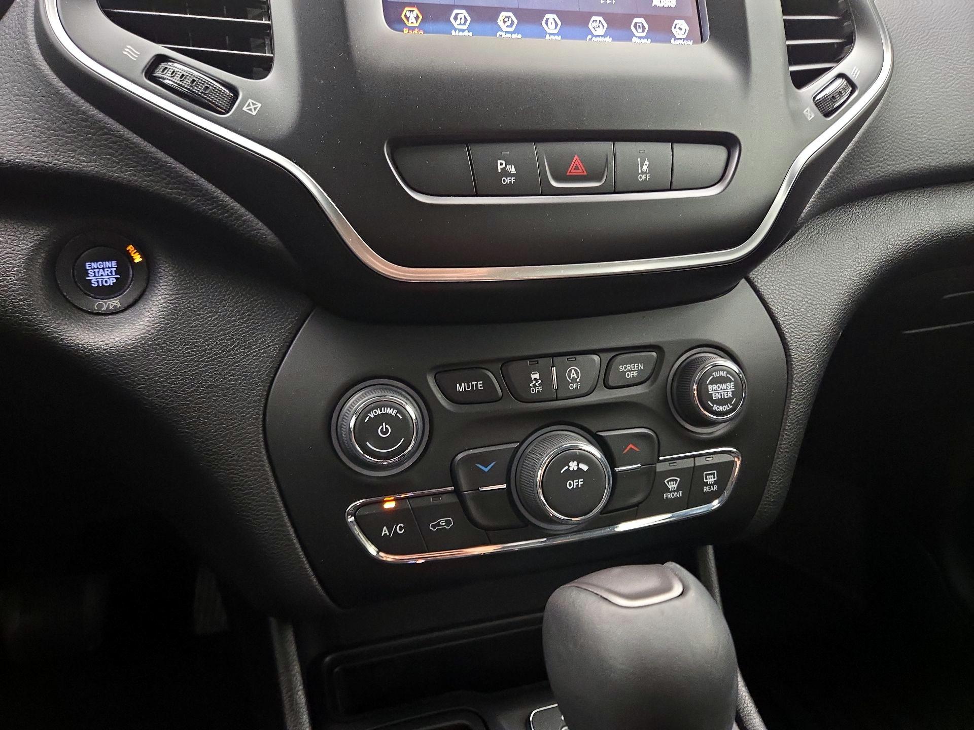 Thumbnail: 2021 Jeep Cherokee - 16