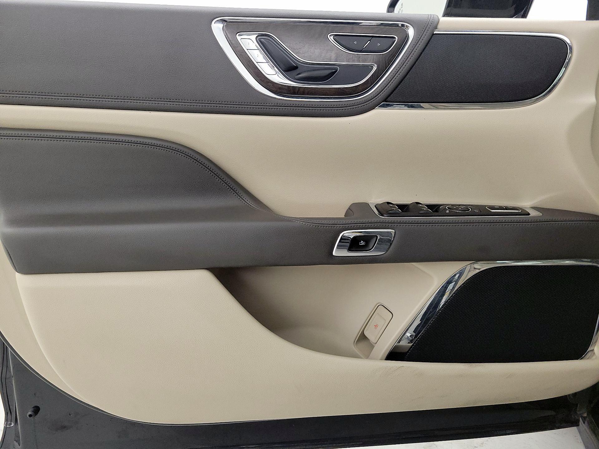 Thumbnail: 2018 Lincoln Continental - 12