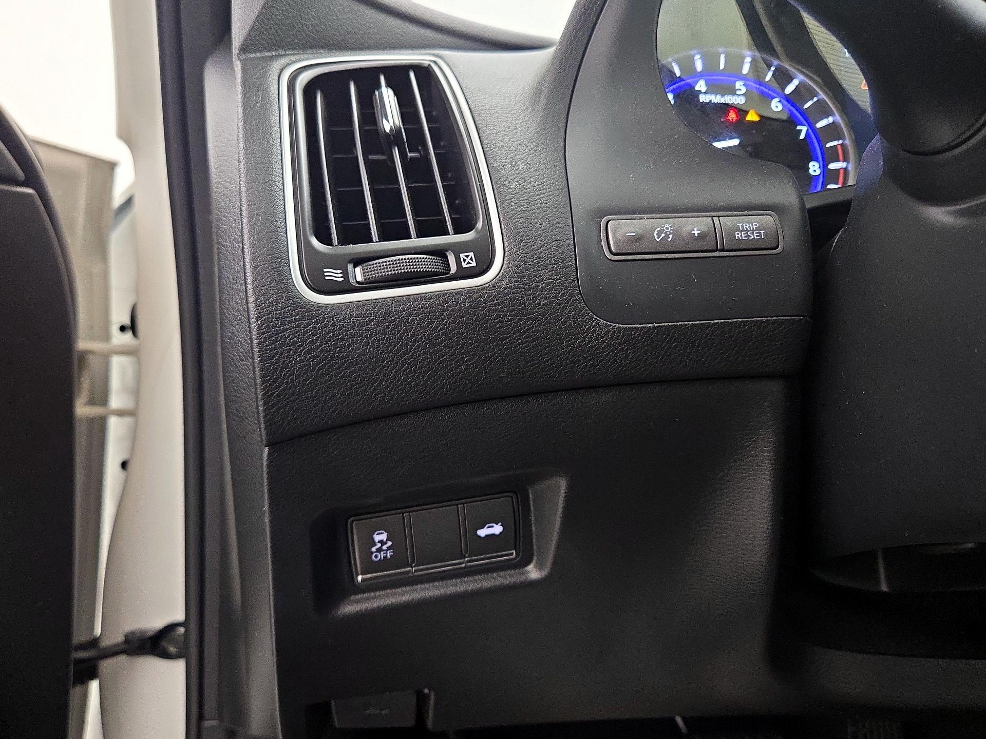 Thumbnail: 2015 INFINITI Q50 - 13