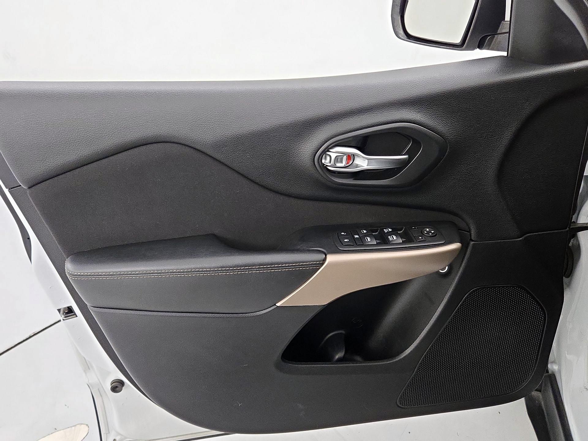 Thumbnail: 2017 Jeep Cherokee - 12