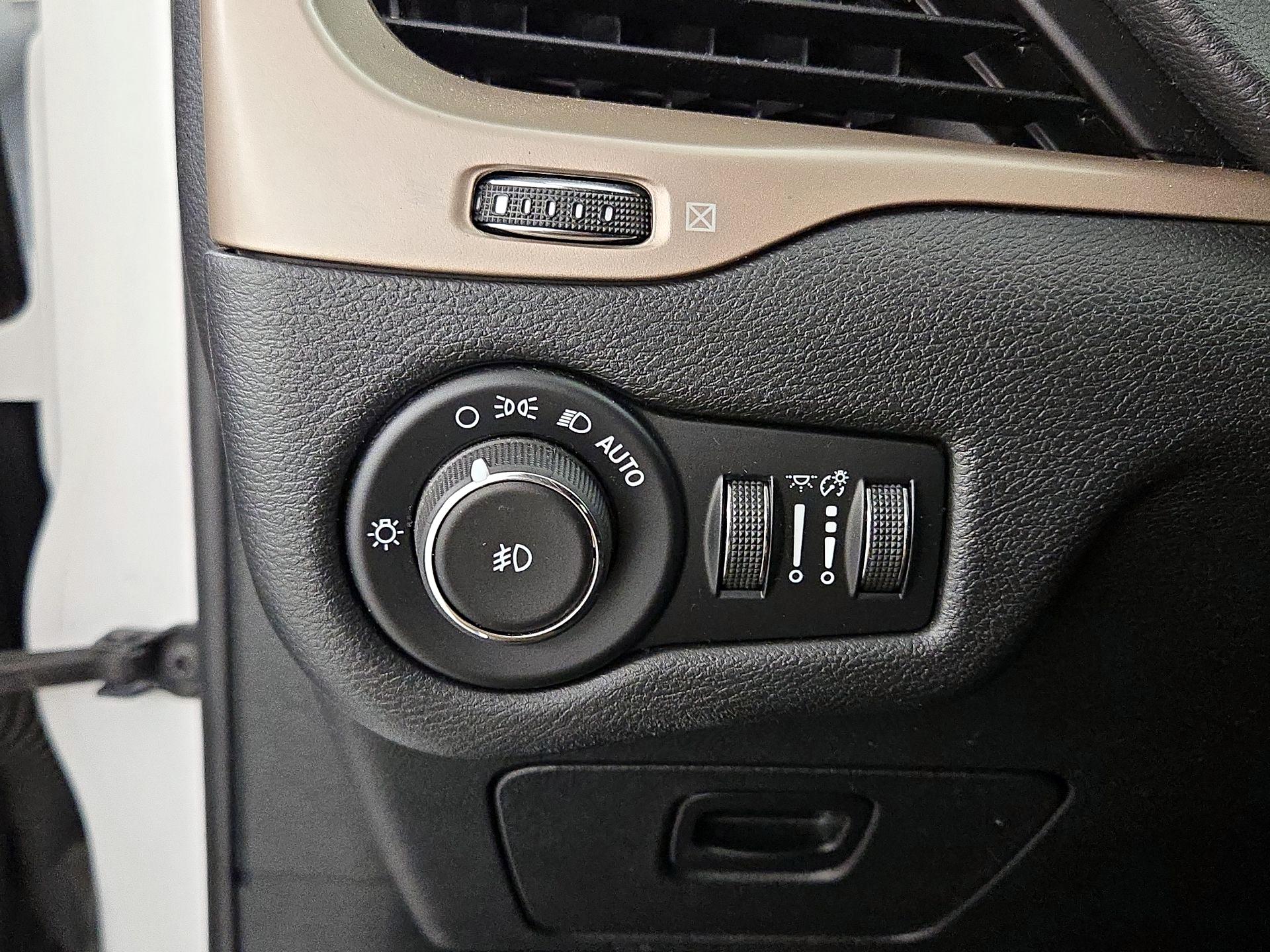 Thumbnail: 2017 Jeep Cherokee - 13