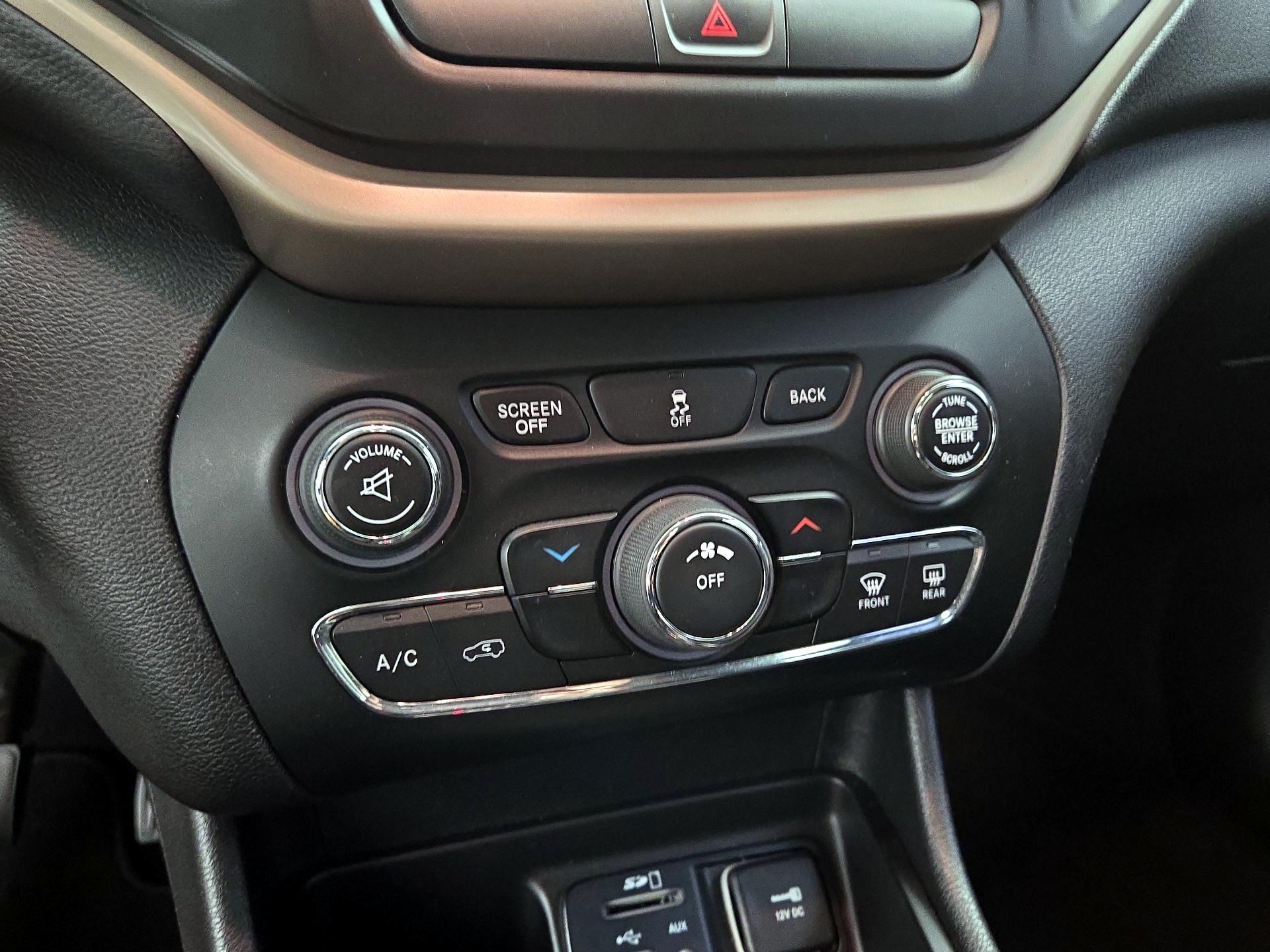 Thumbnail: 2017 Jeep Cherokee - 16